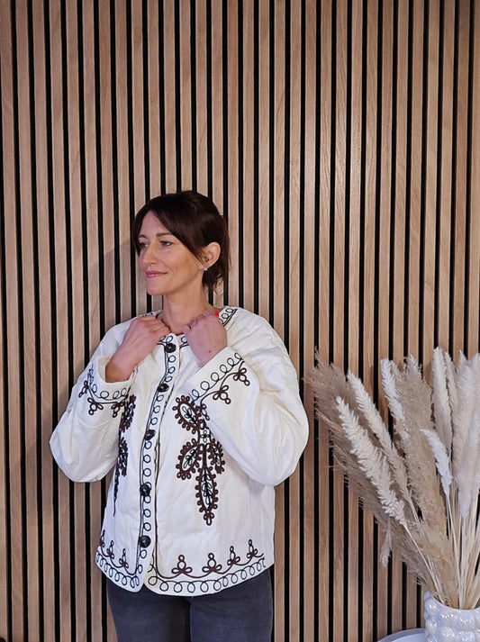 Veste matelassée avec broderies. Crème