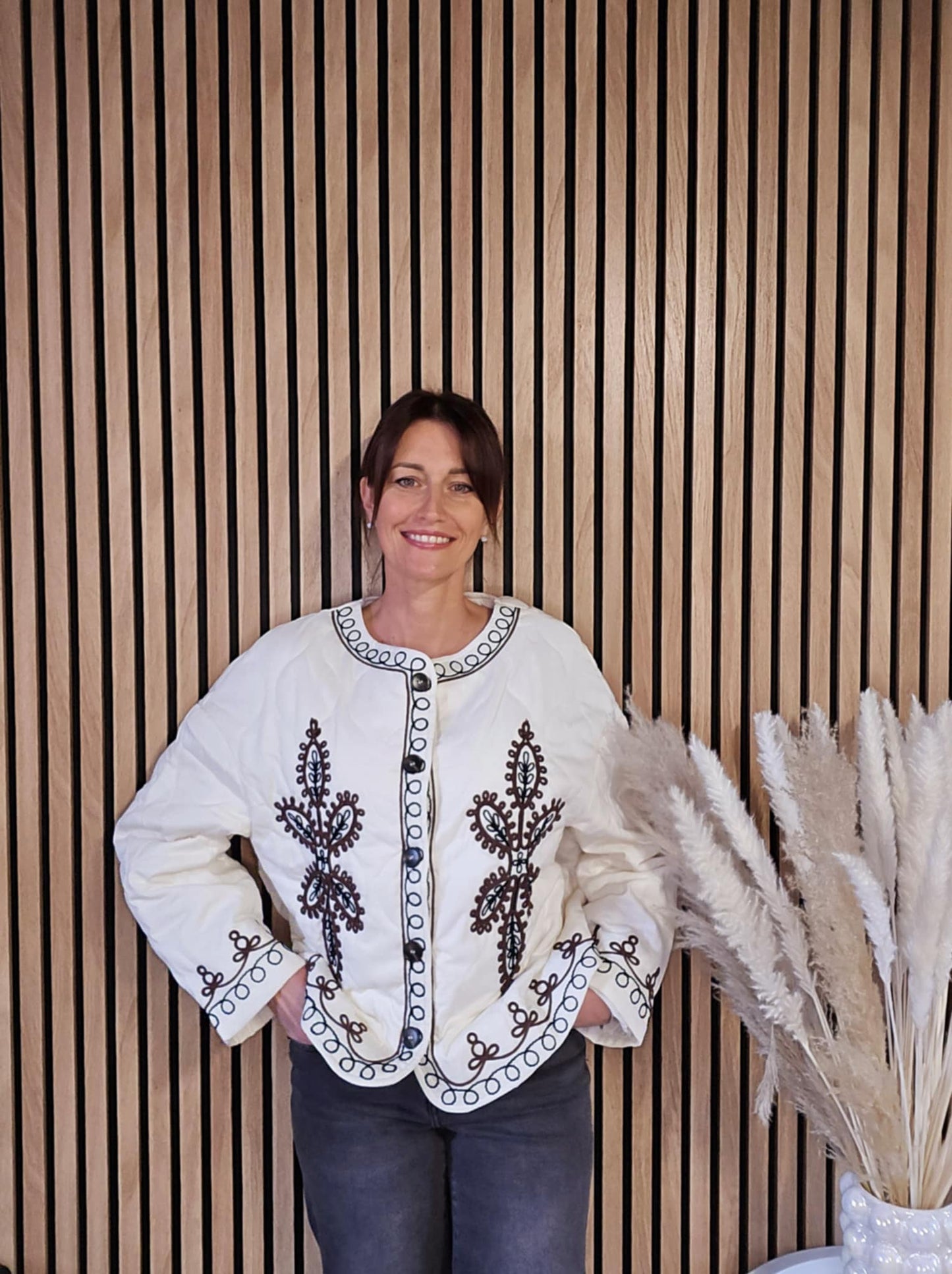 Veste matelassée avec broderies. Crème