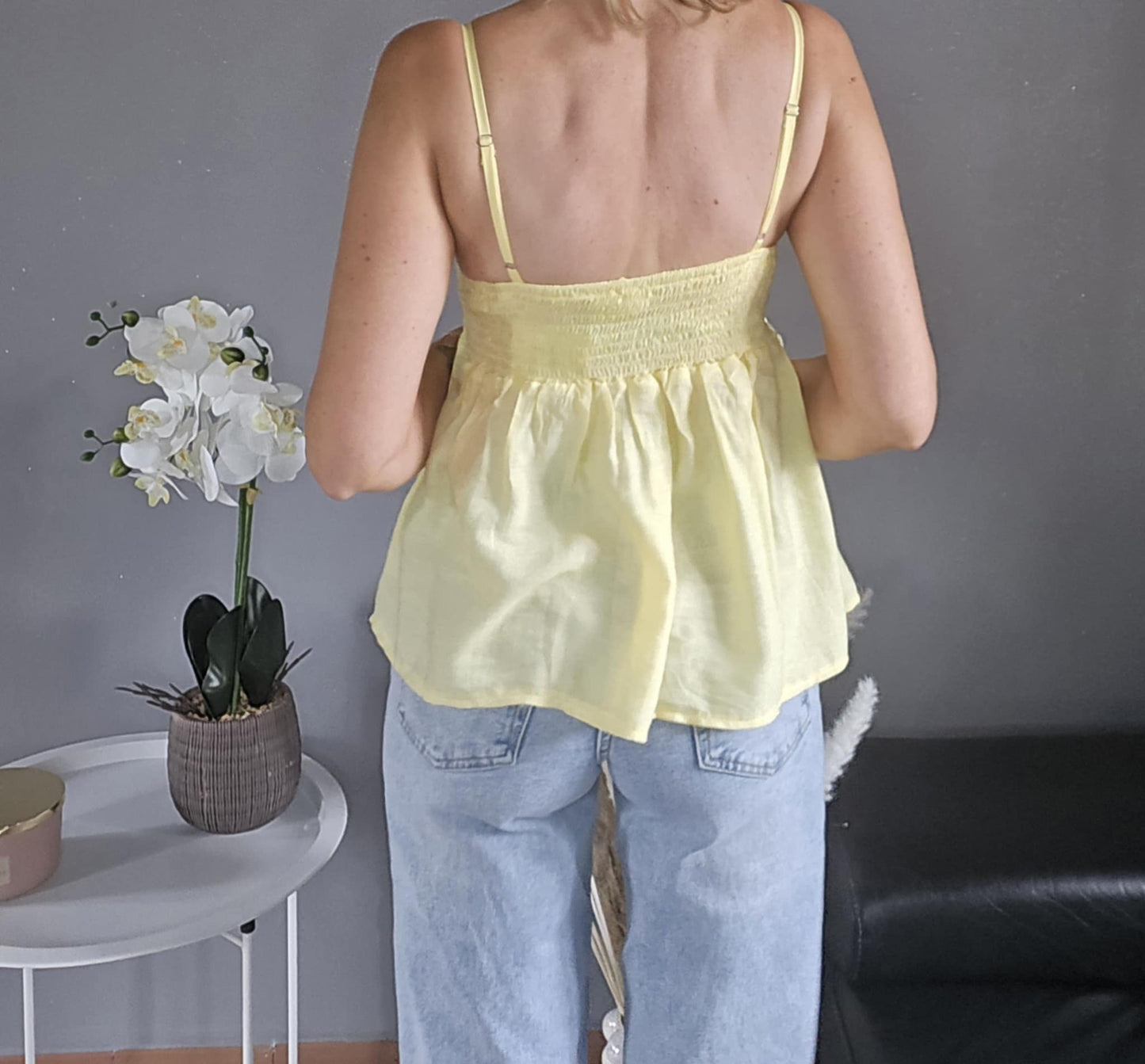 Top fines bretelles. Jaune clair
