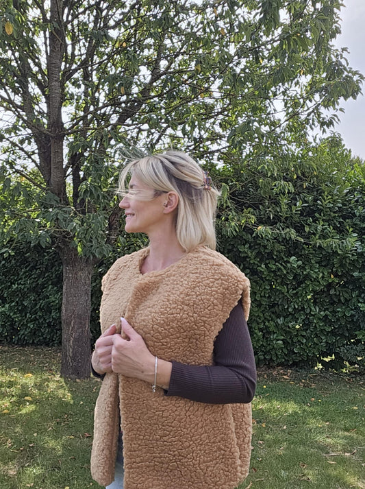 Veste en bouclette sans manche avec poches. Camel