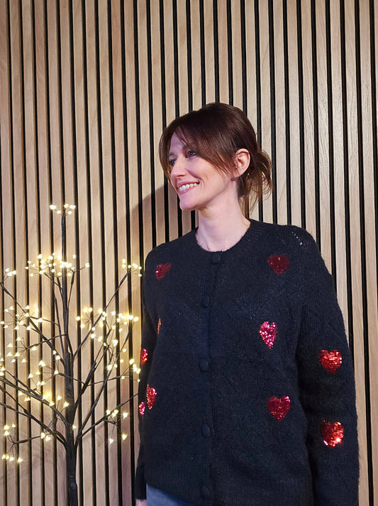Gilet noir avec cœurs rouges scintillants (sequins)