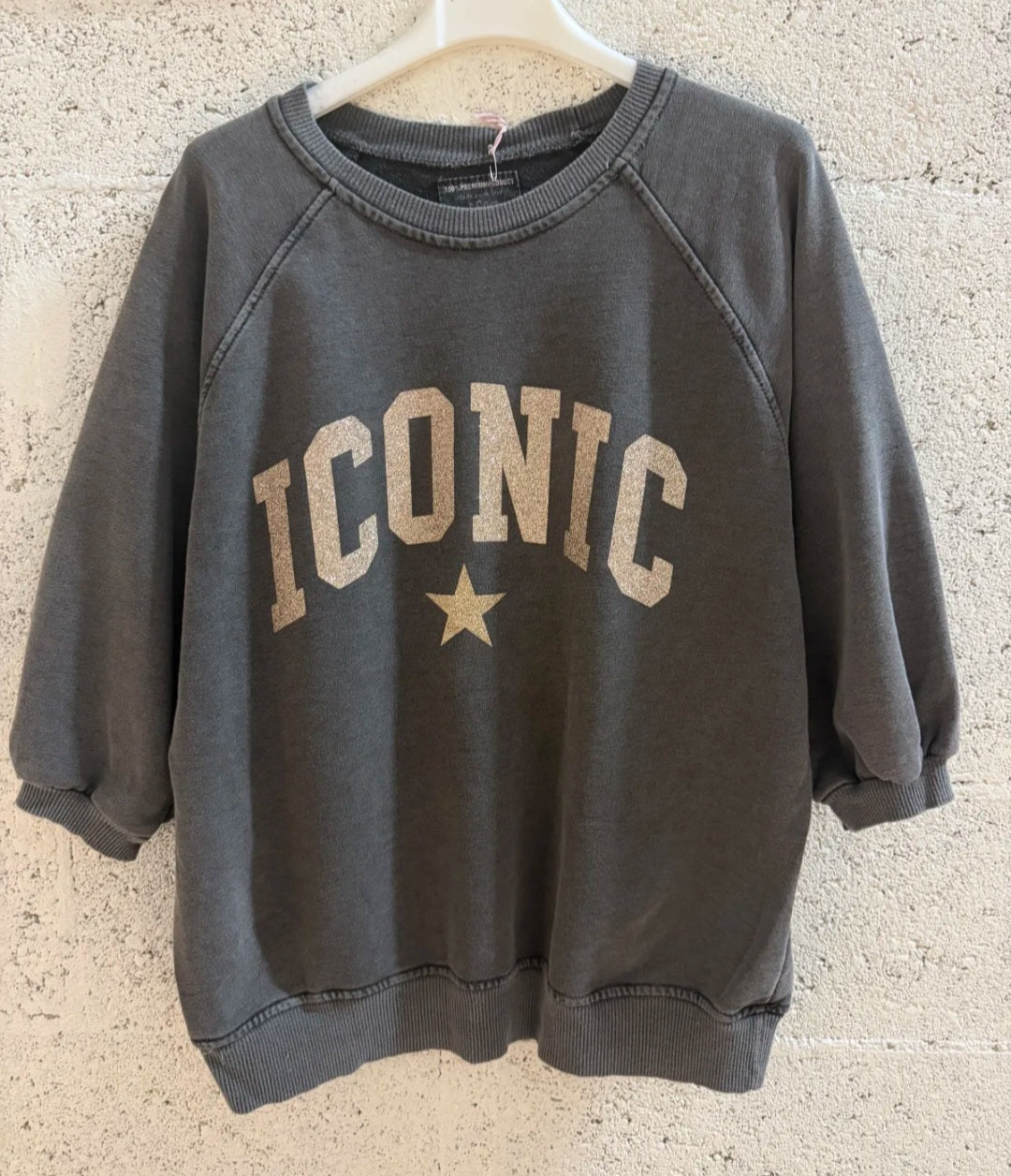 Sweat Iconic. Noir délavé/gold paillettes