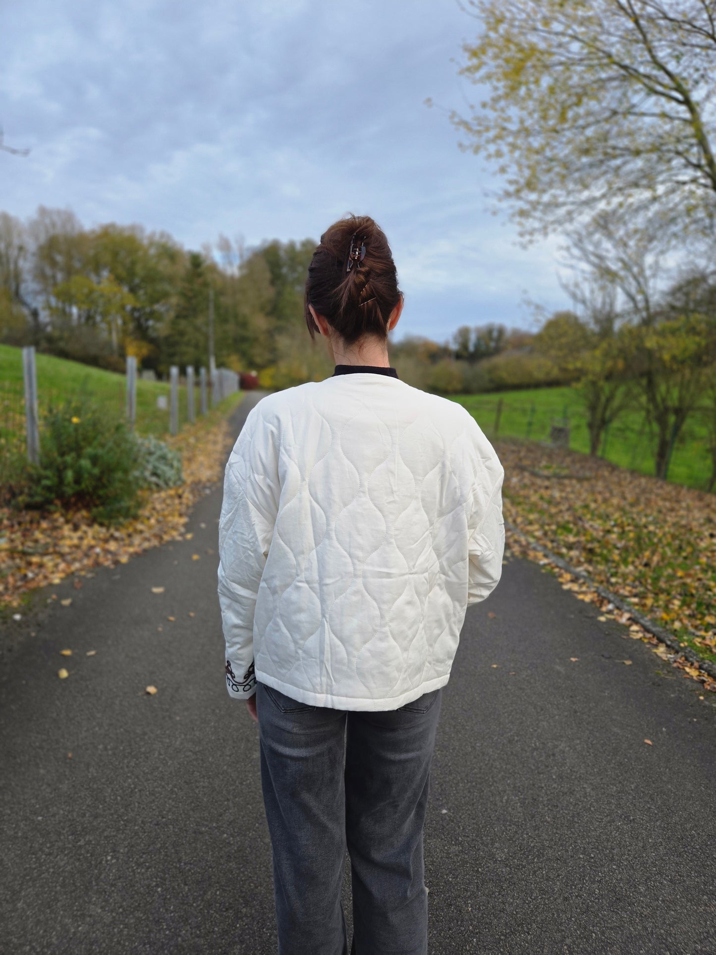 Veste matelassée avec broderies. Crème