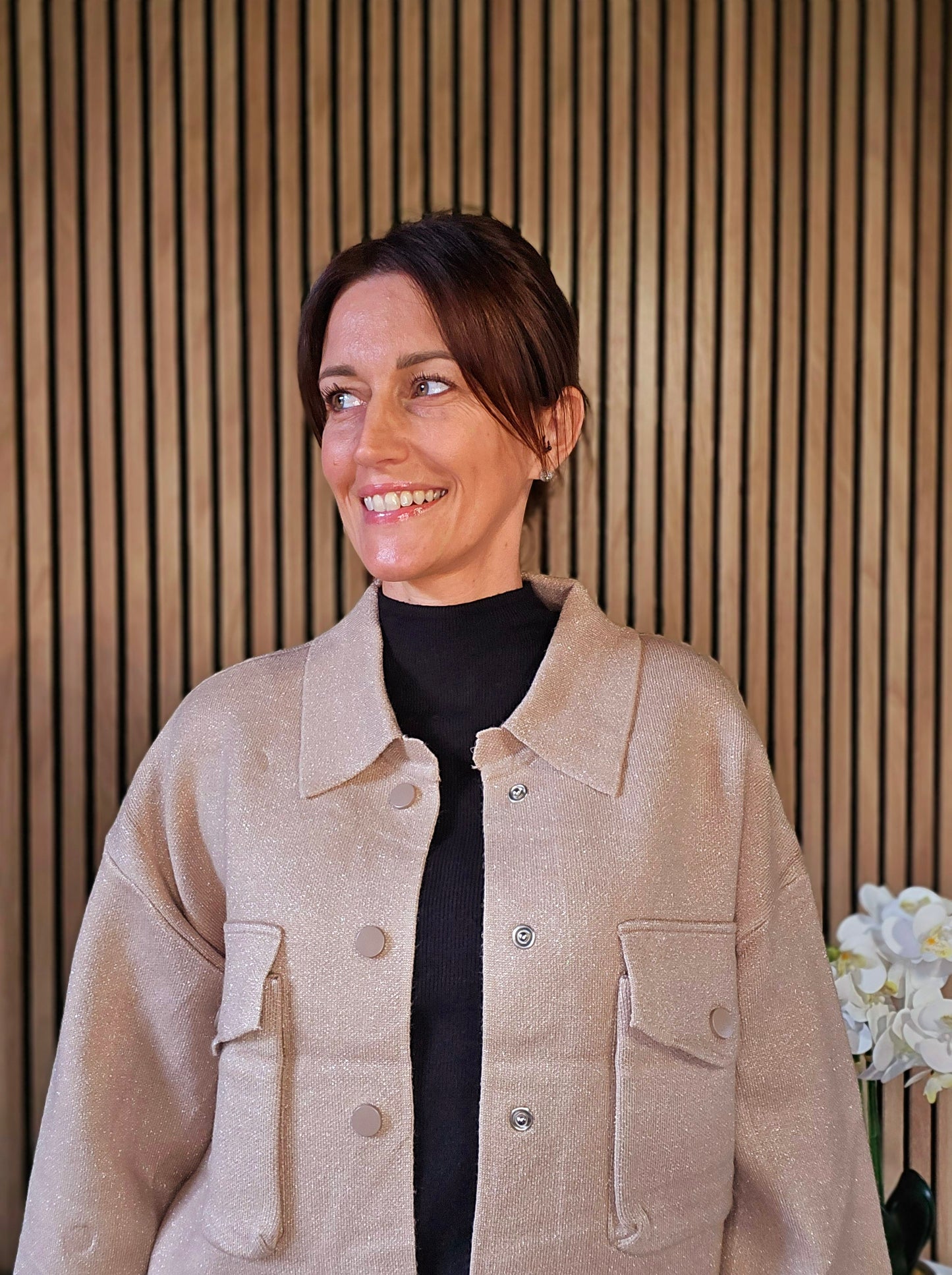 Veste en maille avec col et poches. Beige/doré