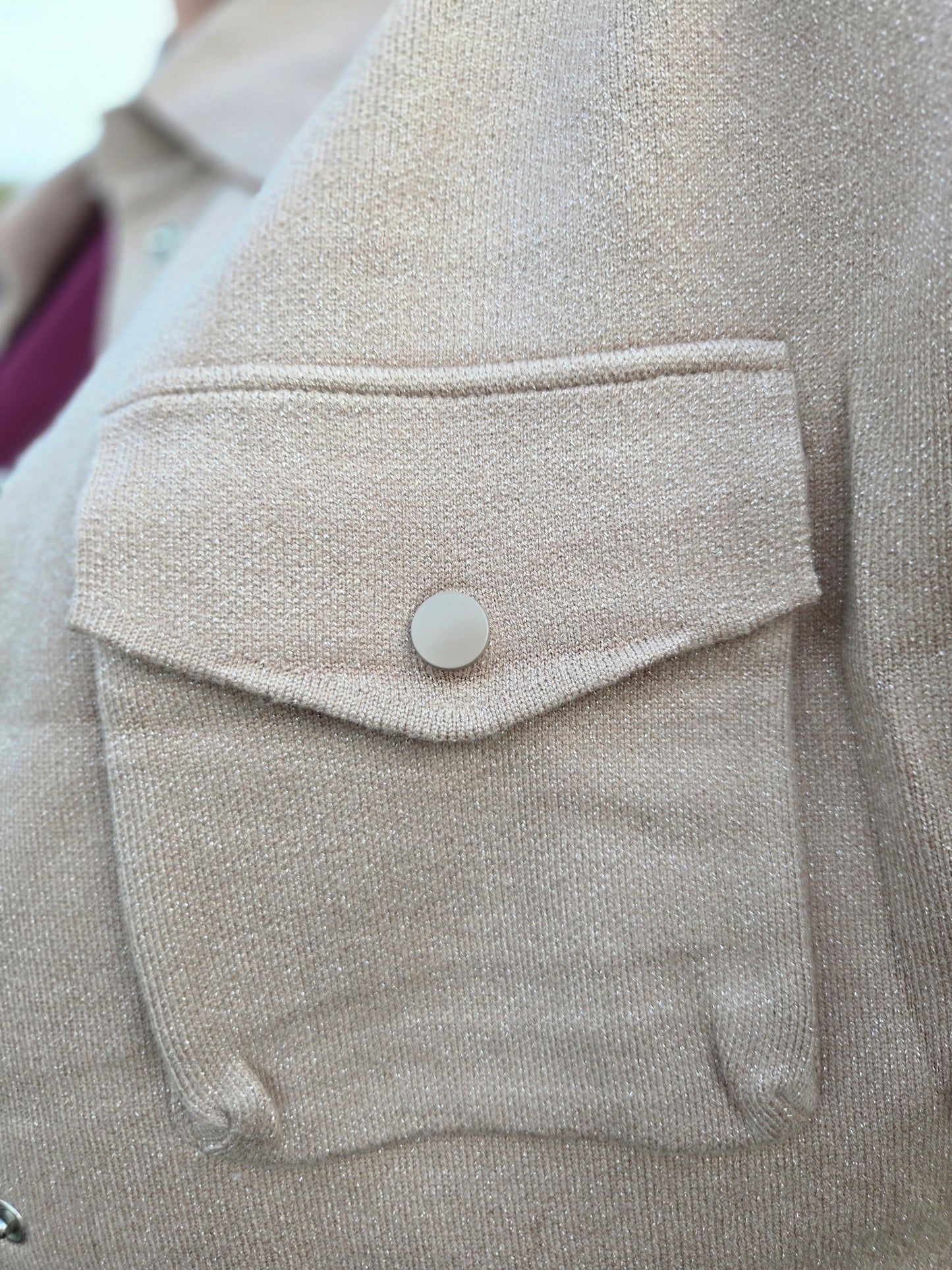 Veste en maille avec col et poches. Beige/doré