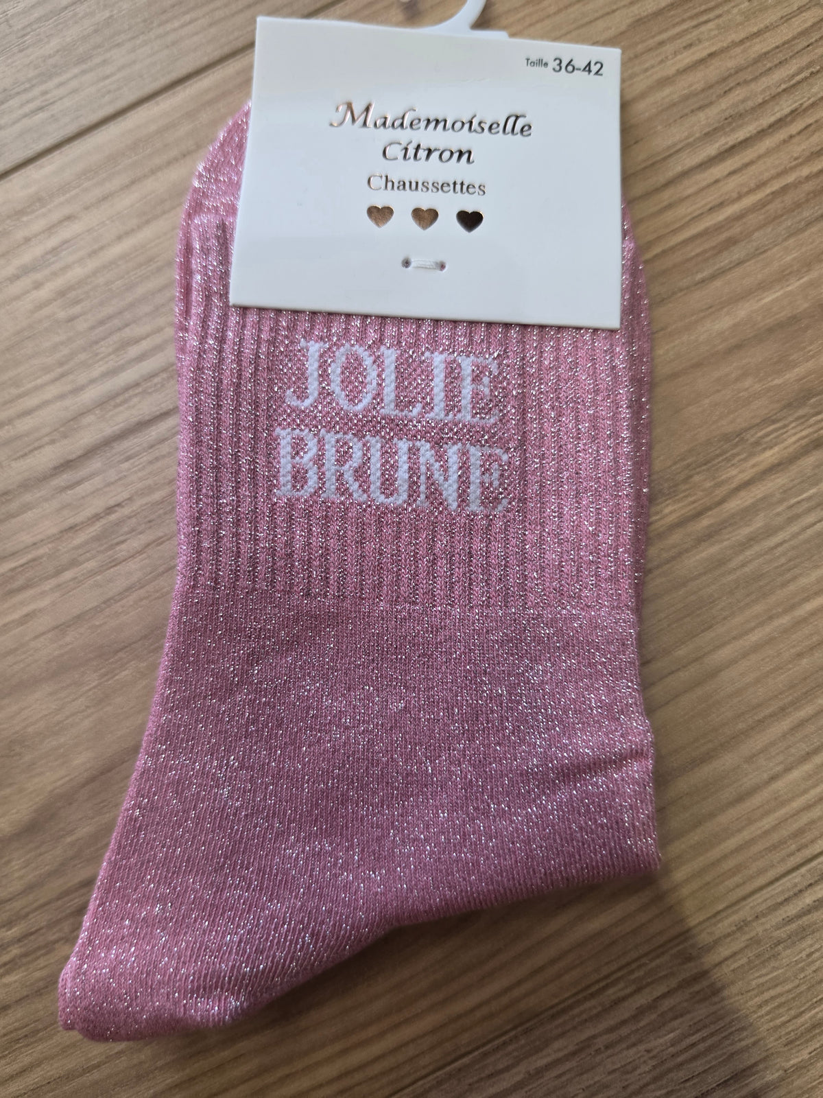 Jolie brune rose