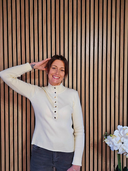 Pull avec boutons dorés. Beige