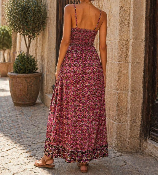 Robe longue fluide à fines bretelles – Esprit bohème chic. Fuchsia