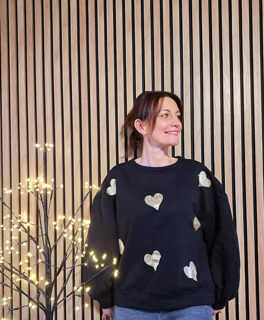 Sweat noir avec cœurs pailletés dorés
