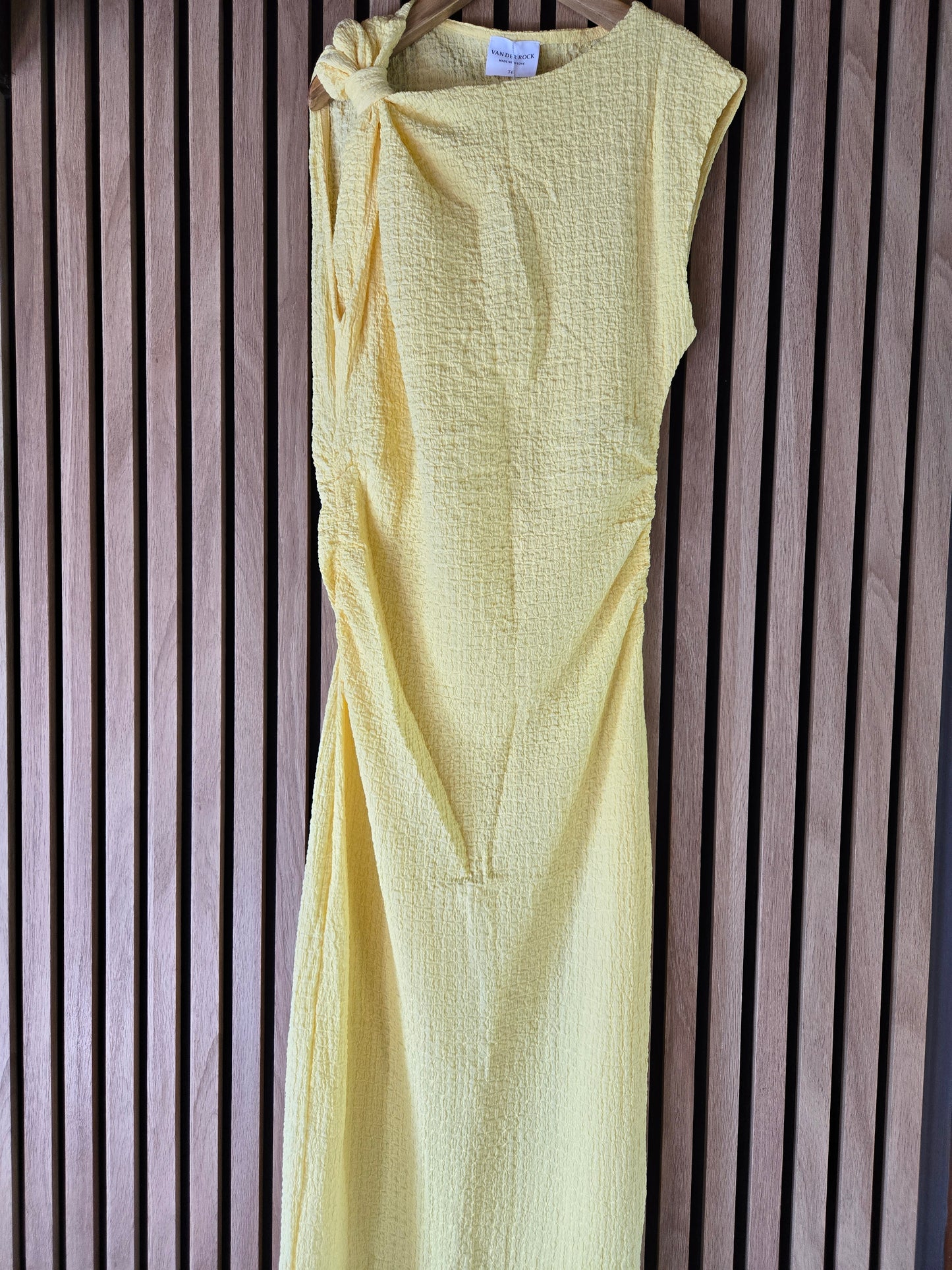 Longue robe. Jaune clair