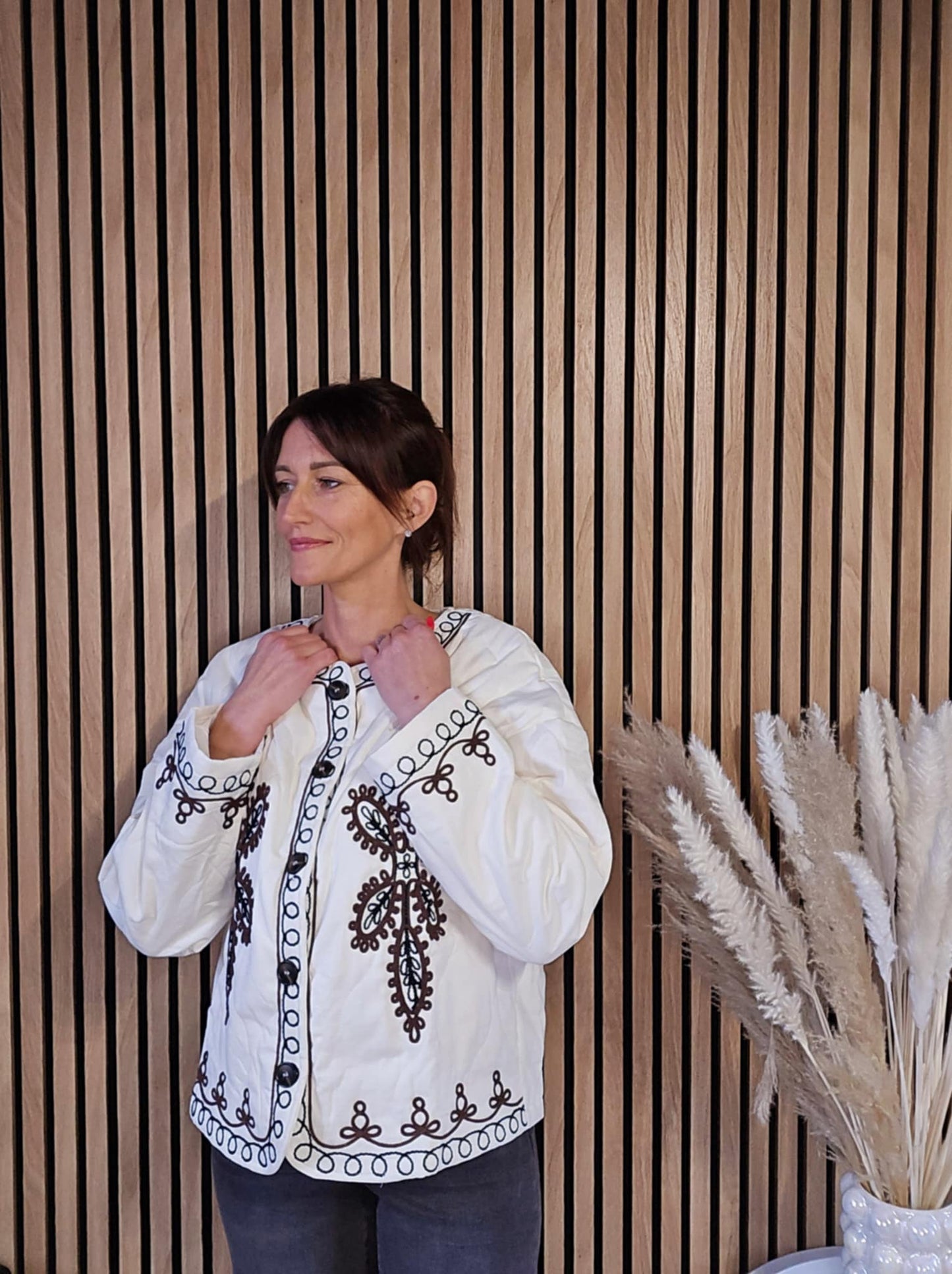 Veste matelassée avec broderies. Crème