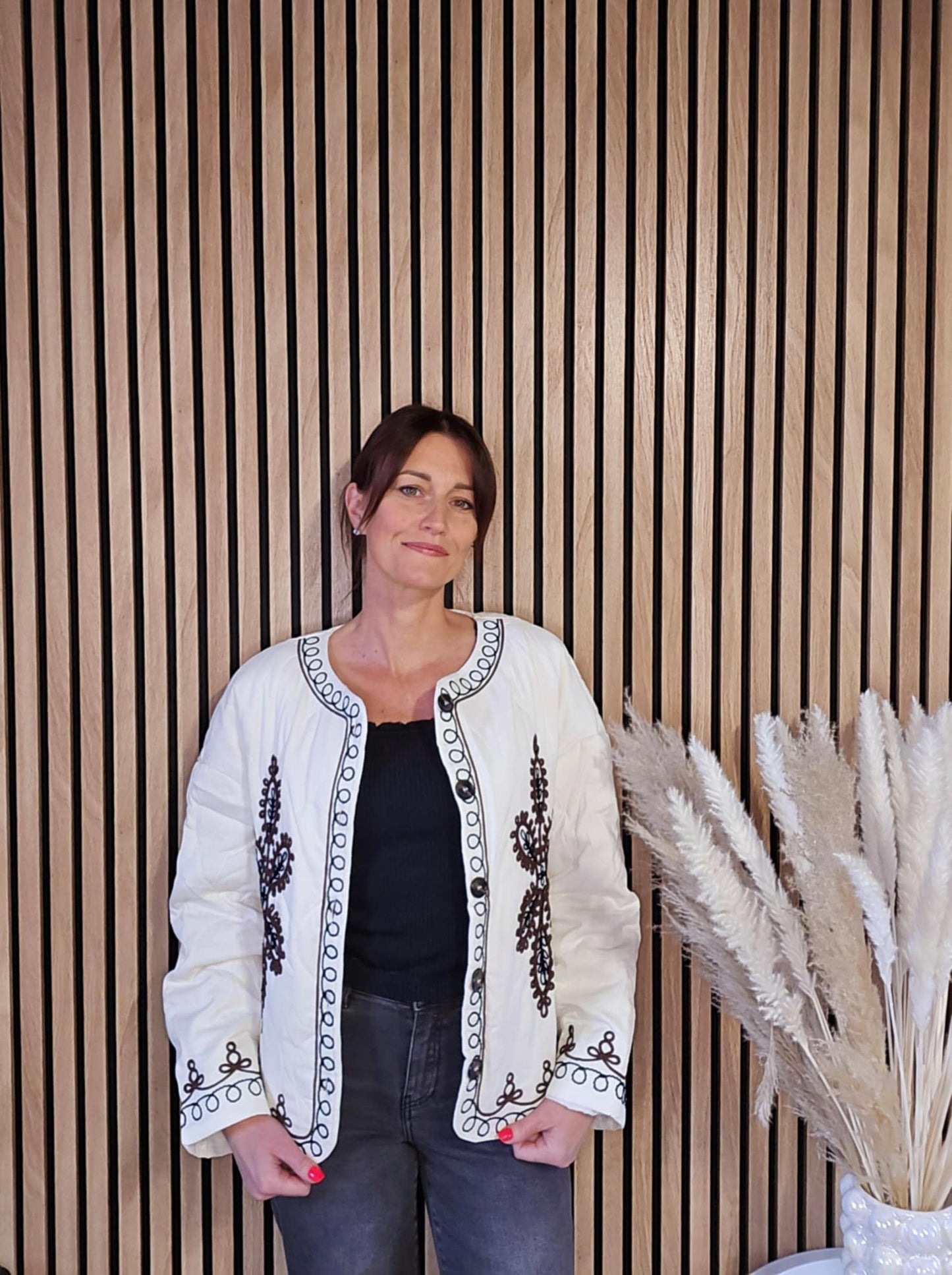 Veste matelassée avec broderies. Crème