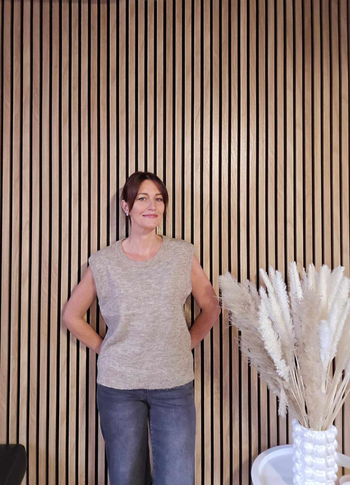 Pull sans manche. Taupe