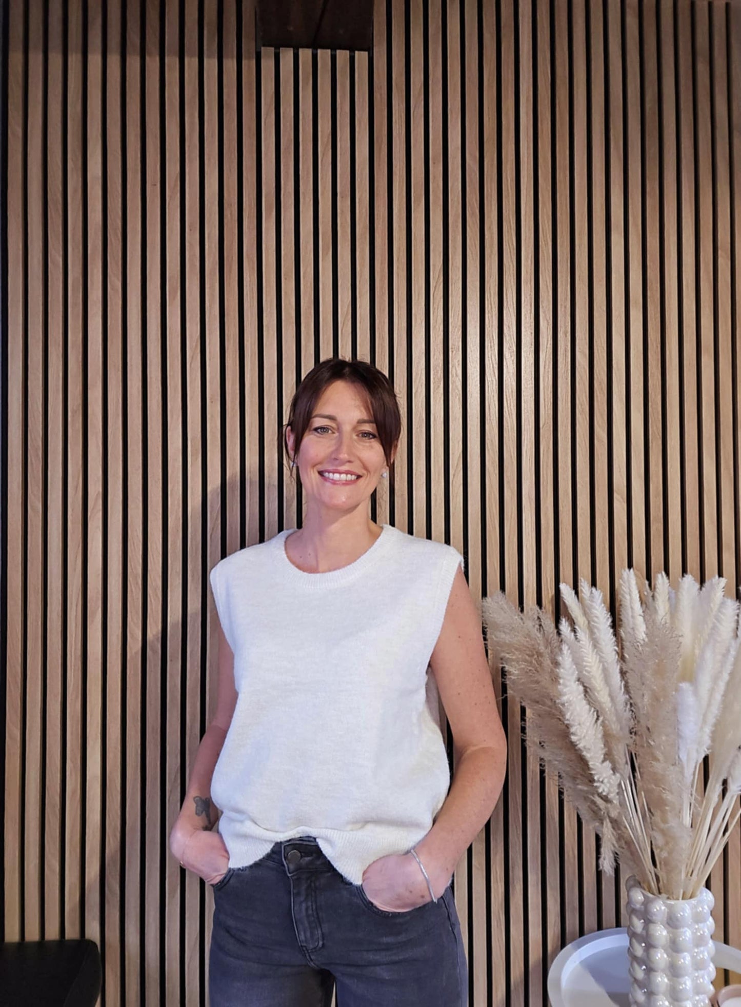 Pull sans manche. Crème