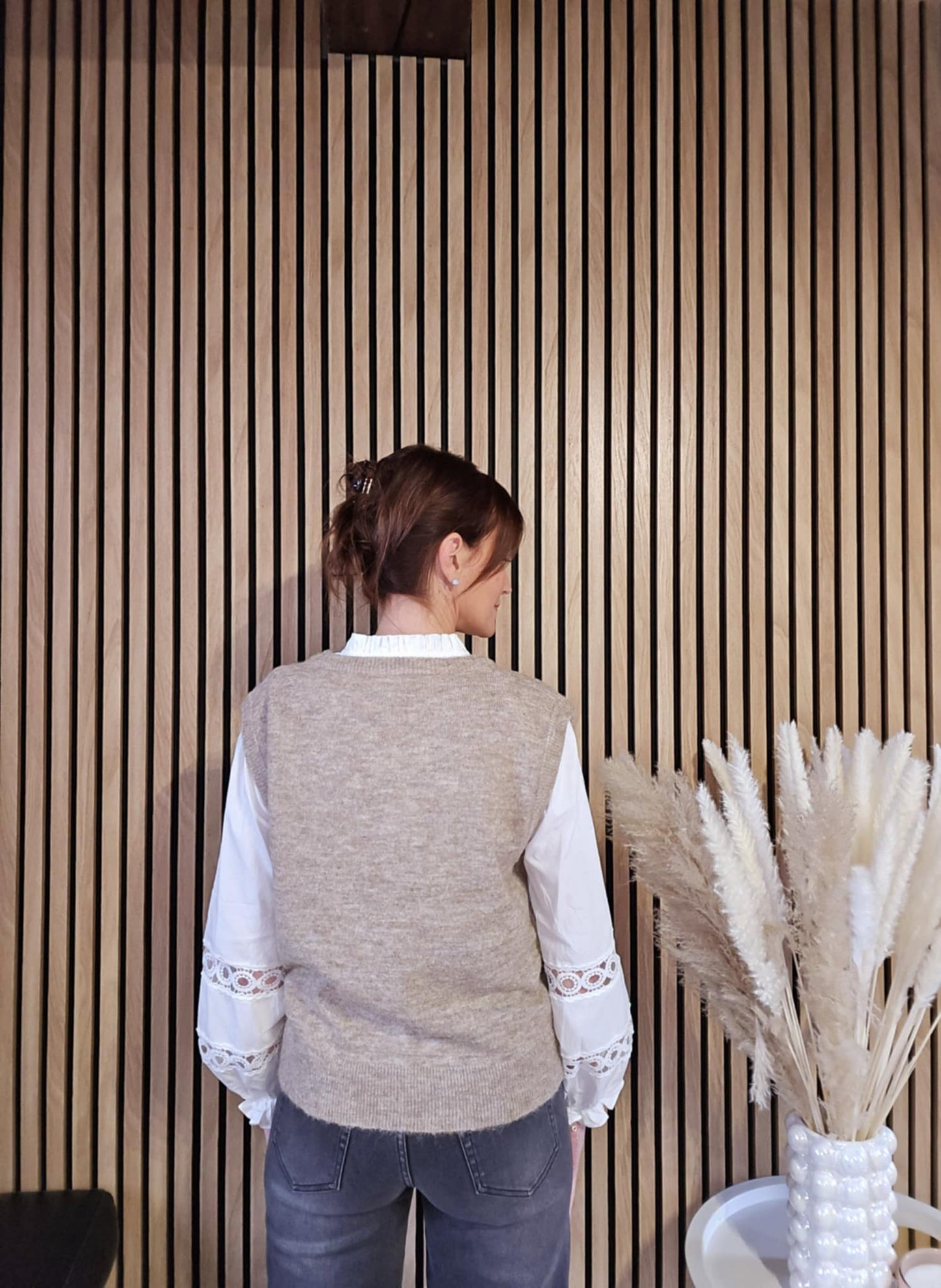 Pull sans manche. Taupe