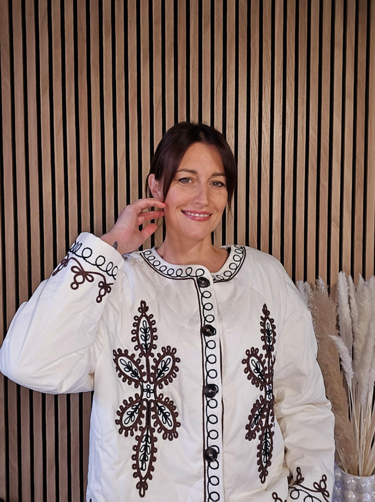 Veste matelassée avec broderies. Crème