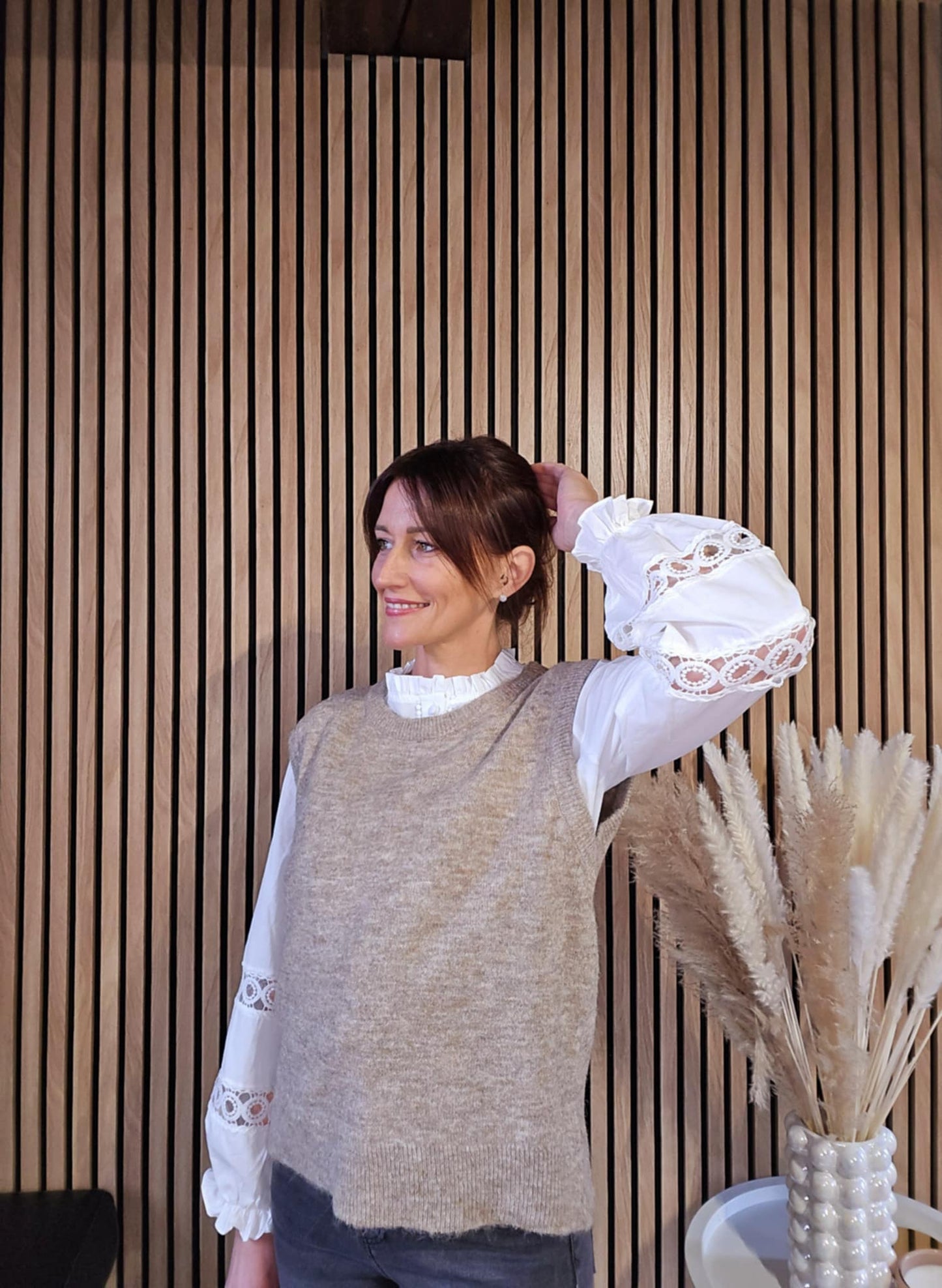 Pull sans manche. Taupe