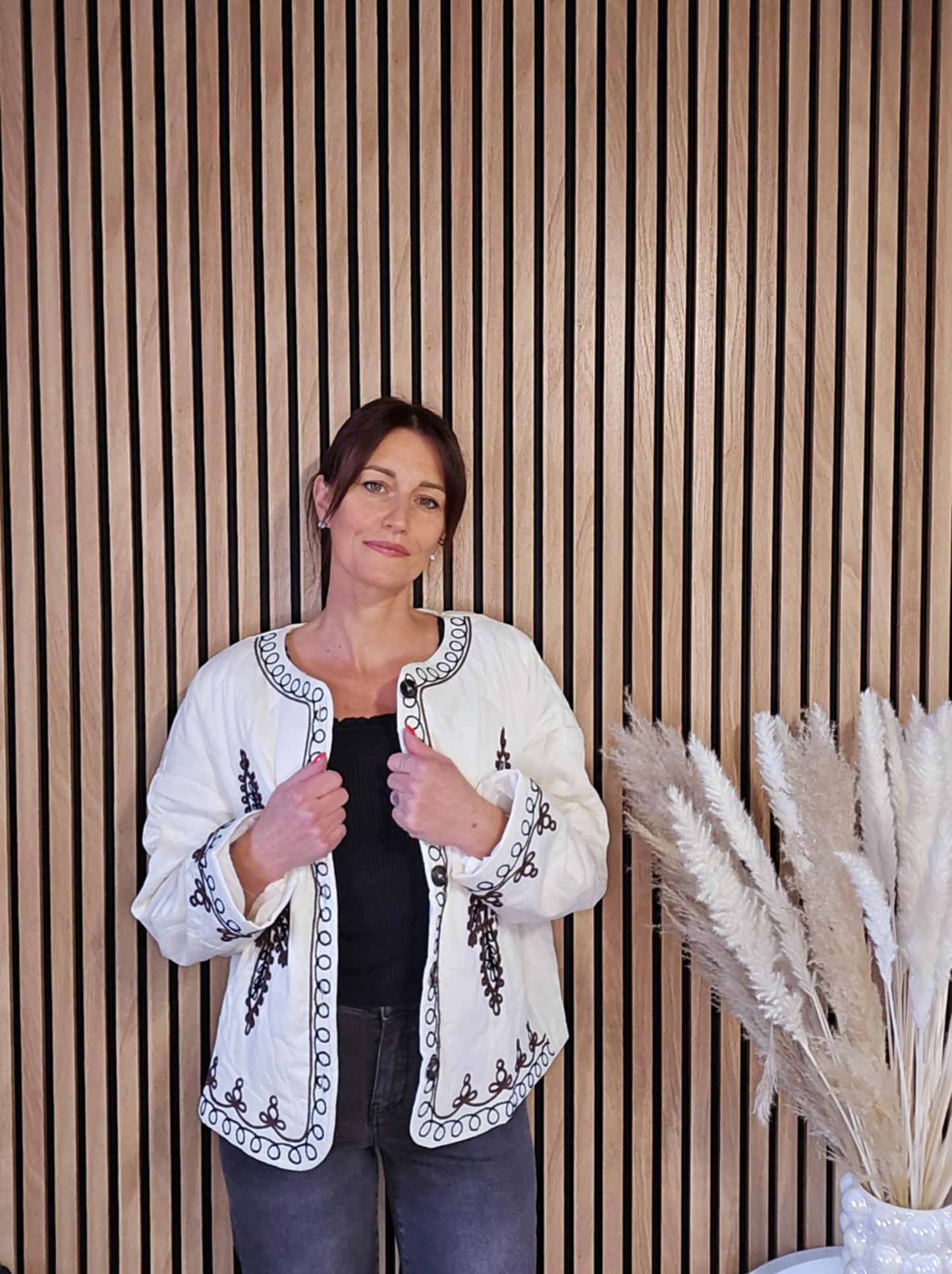 Veste matelassée avec broderies. Crème