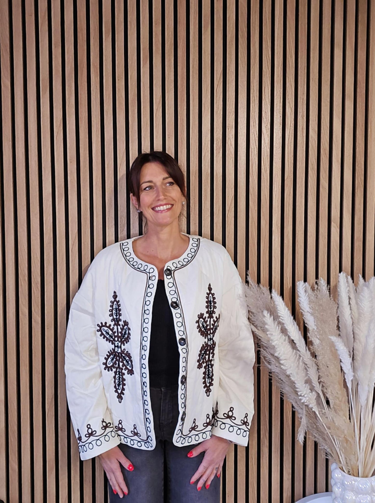 Veste matelassée avec broderies. Crème