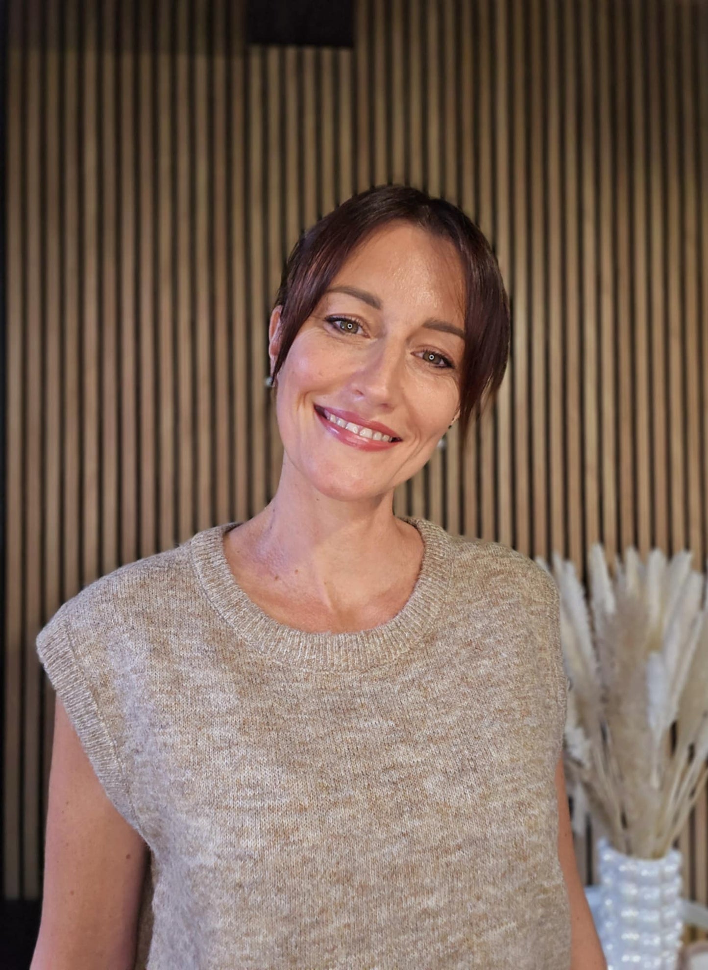 Pull sans manche. Taupe