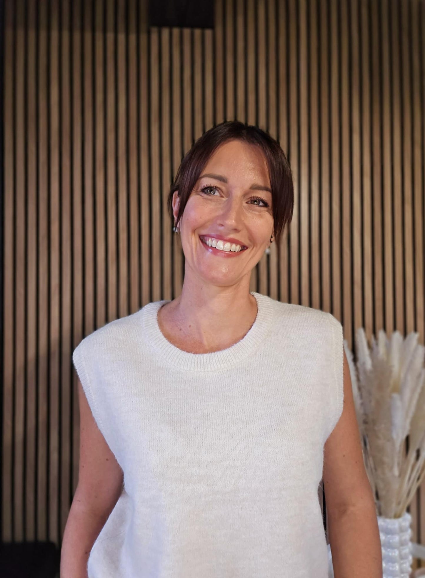 Pull sans manche. Crème