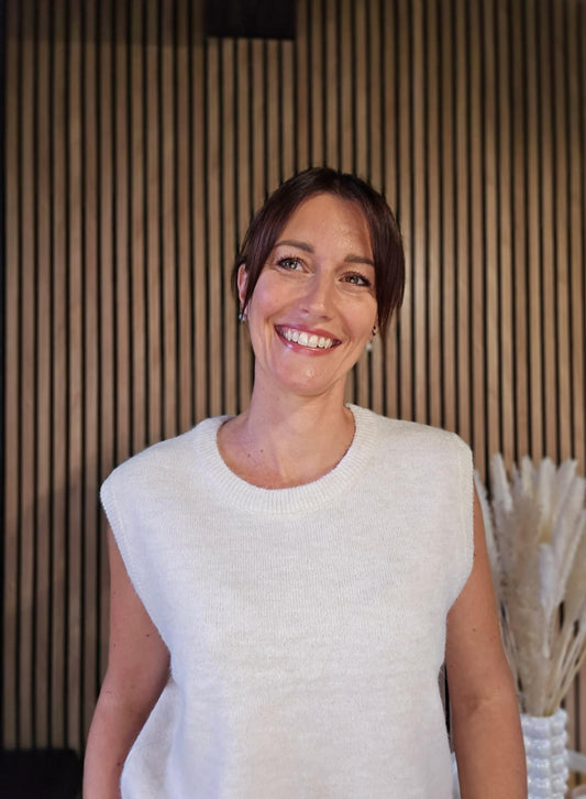 Pull sans manche. Crème