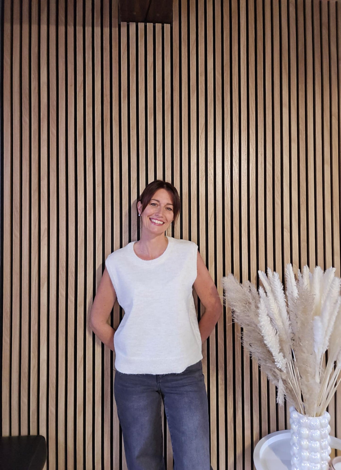 Pull sans manche. Crème