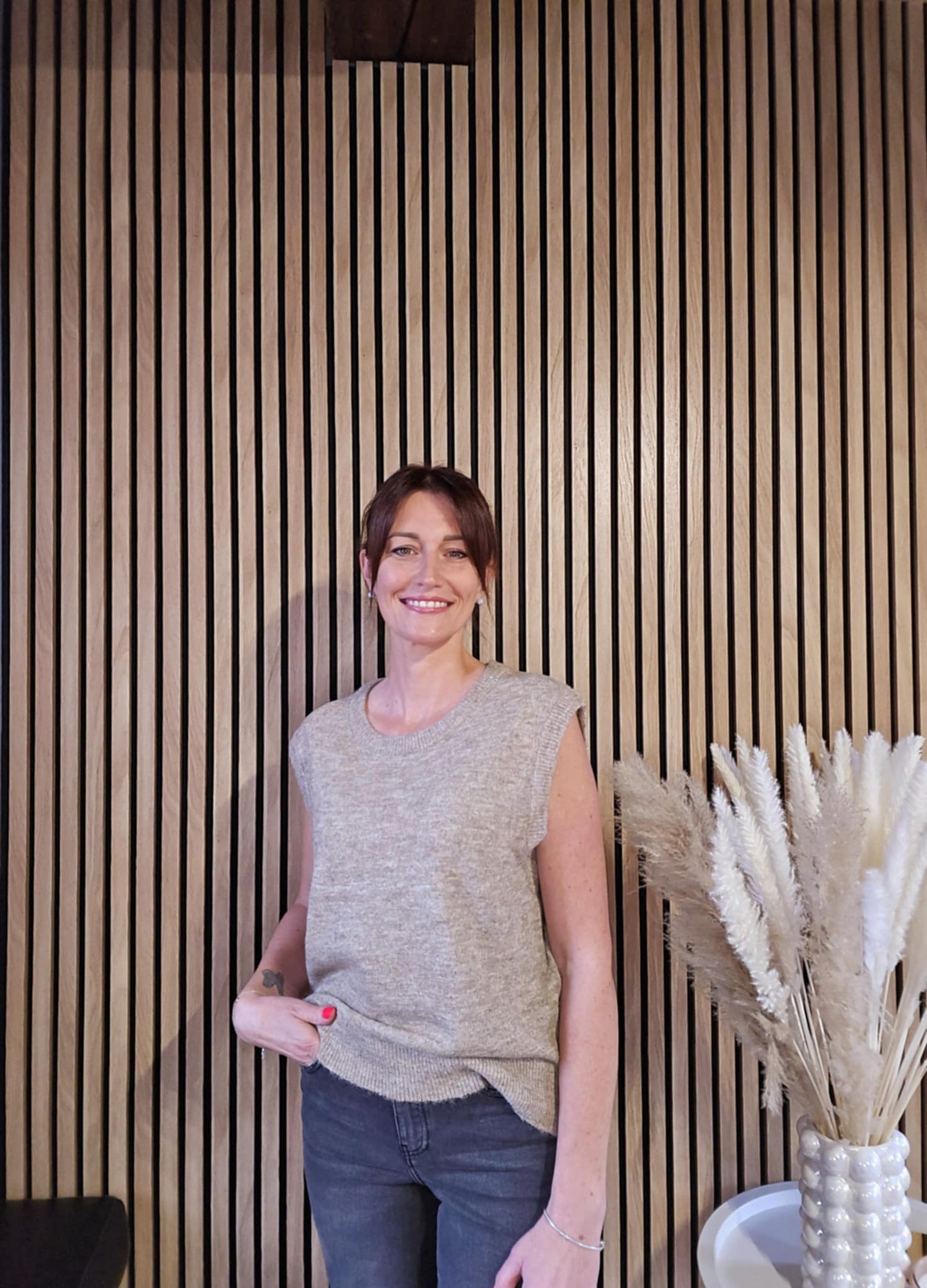 Pull sans manche. Taupe