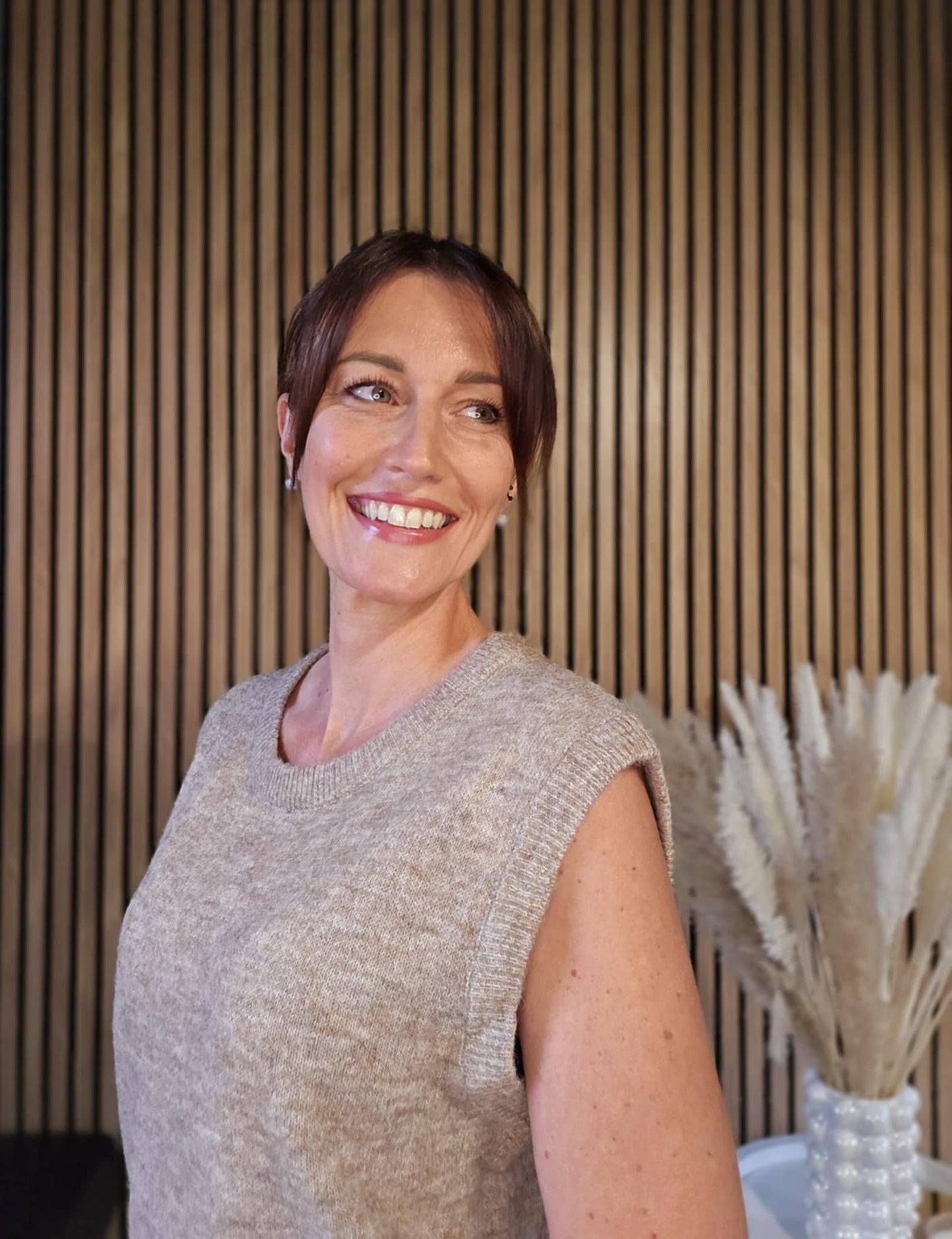 Pull sans manche. Taupe