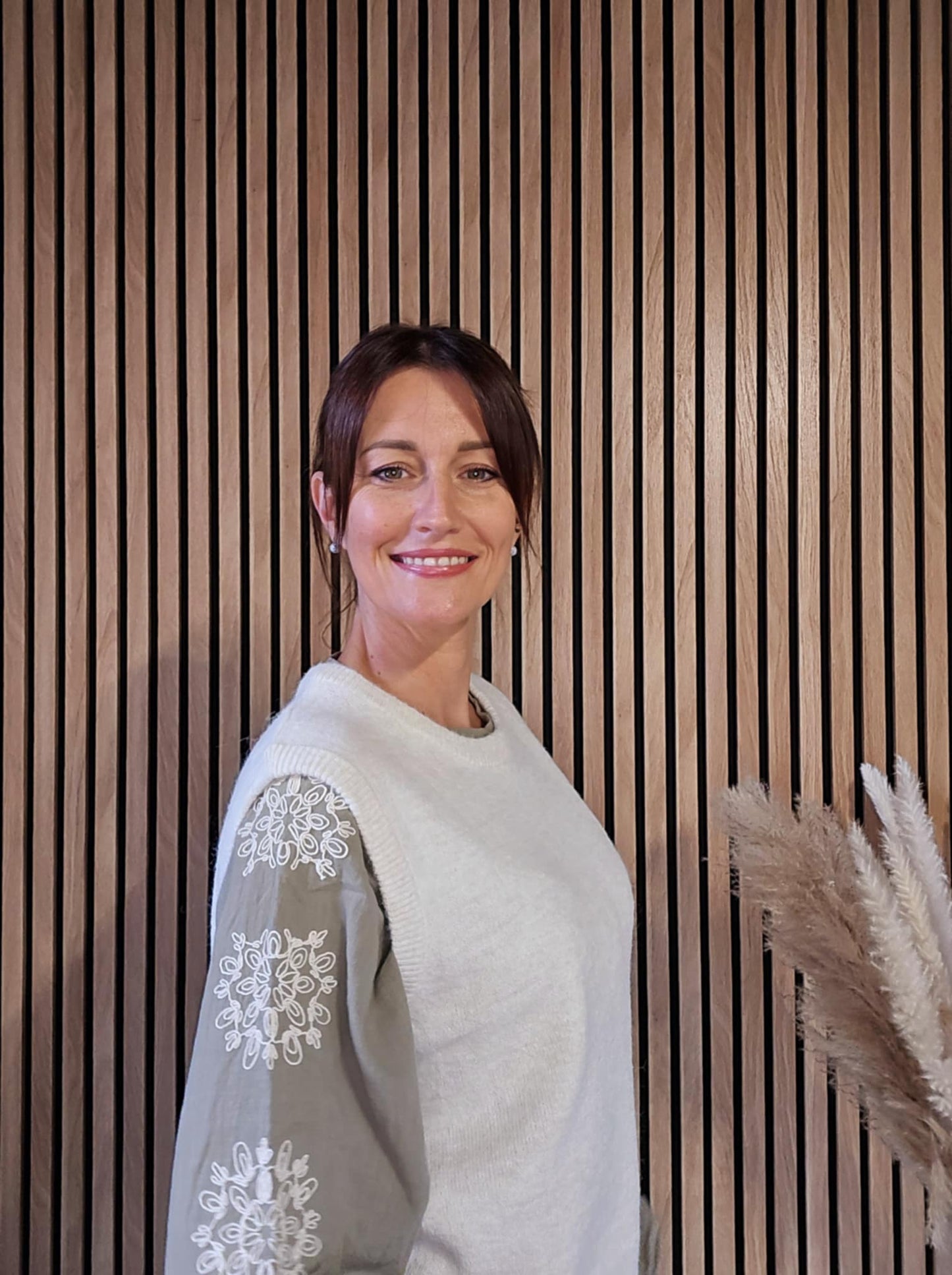 Pull sans manche. Crème