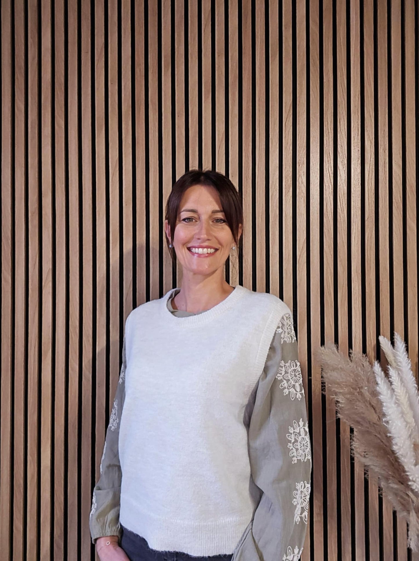 Pull sans manche. Crème