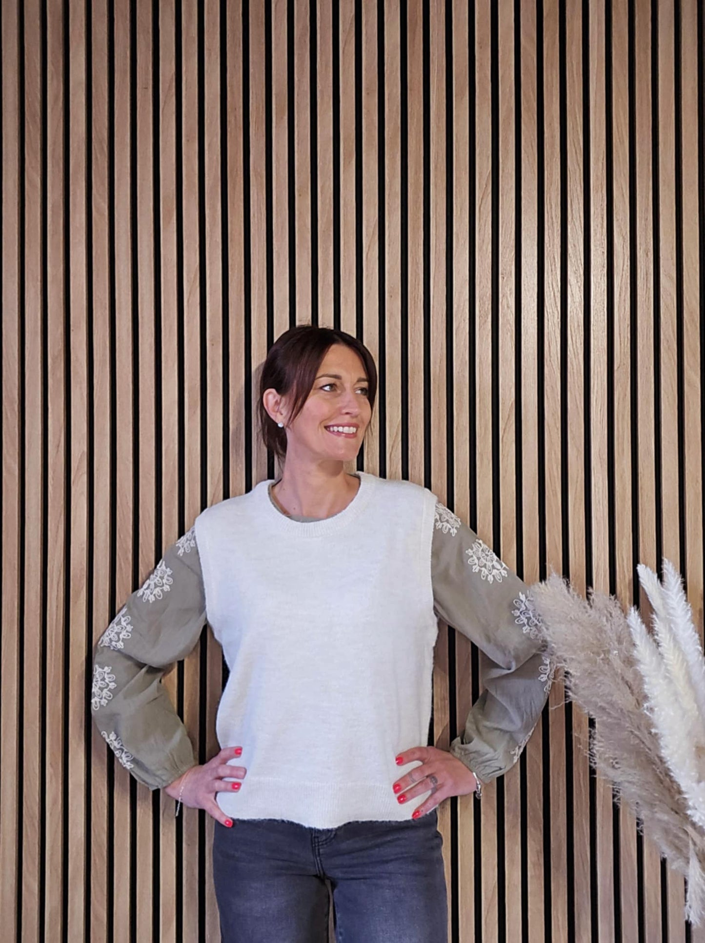 Pull sans manche. Crème