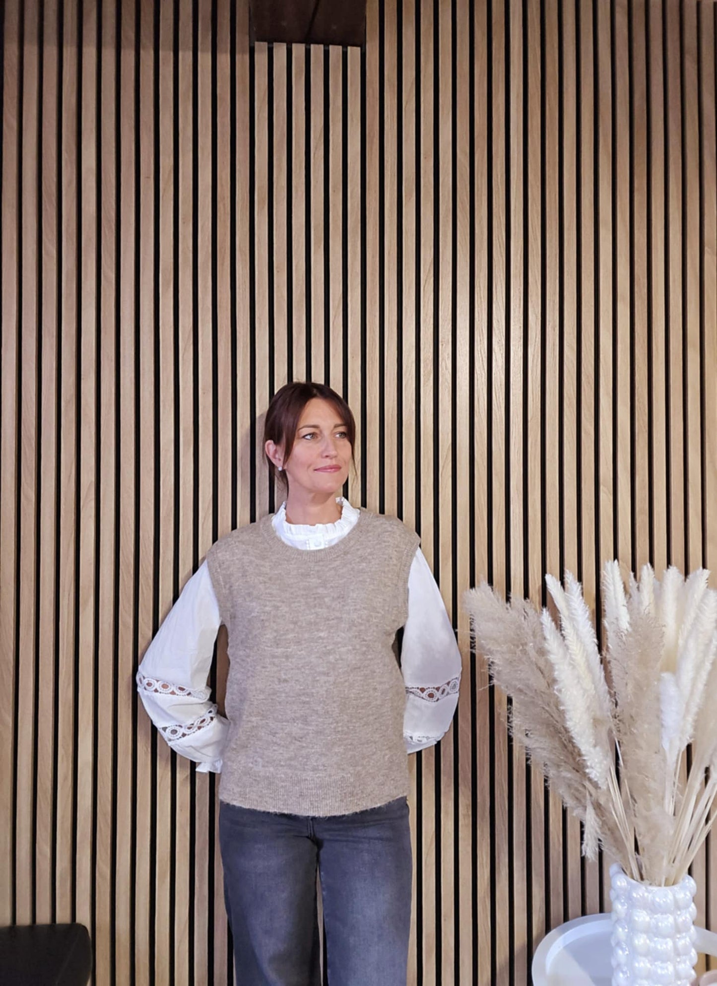 Pull sans manche. Taupe