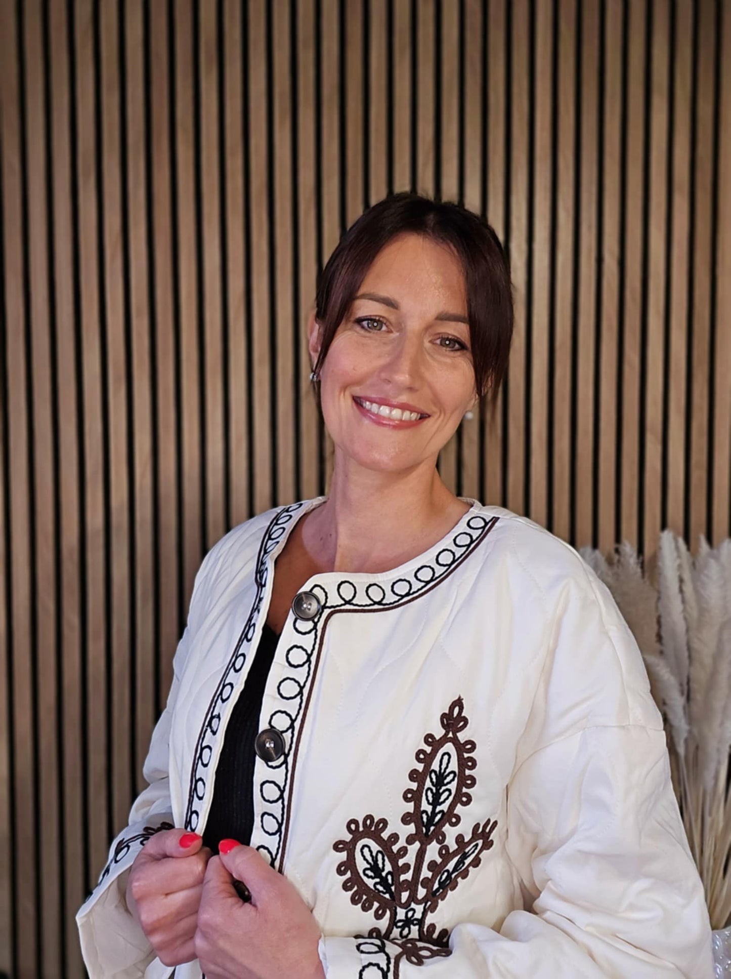 Veste matelassée avec broderies. Crème