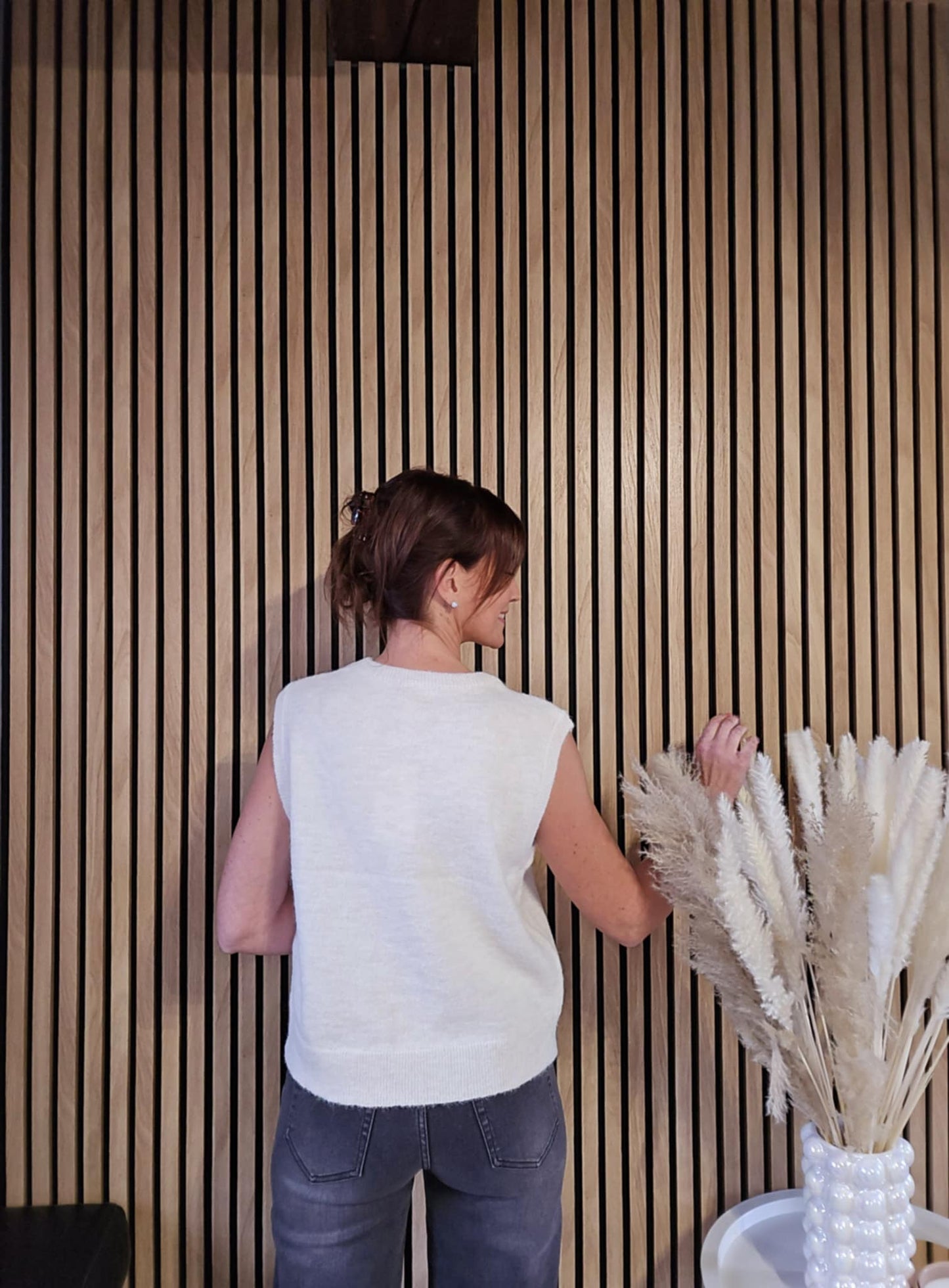 Pull sans manche. Crème