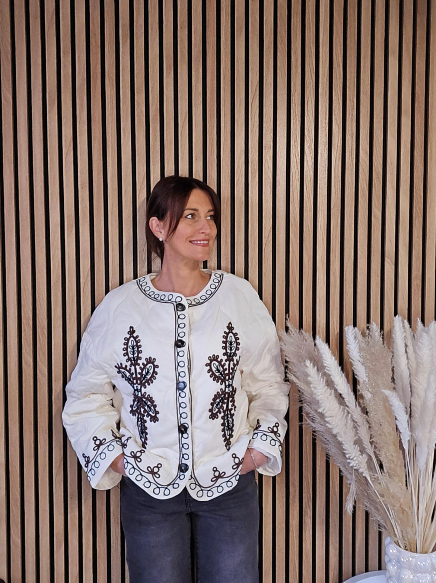 Veste matelassée avec broderies. Crème