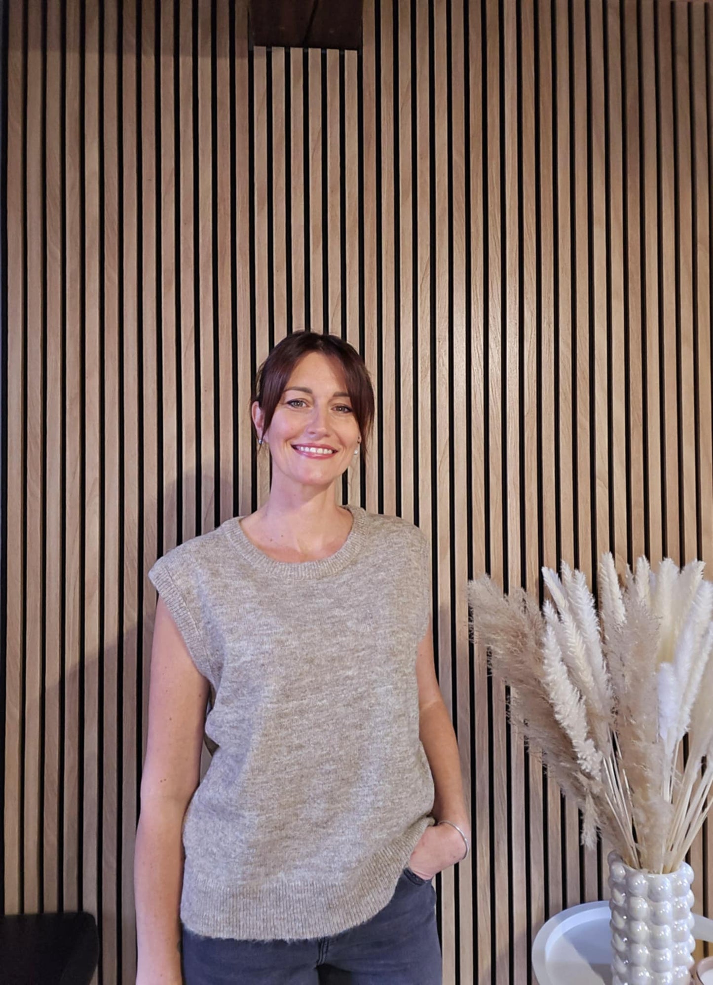 Pull sans manche. Taupe