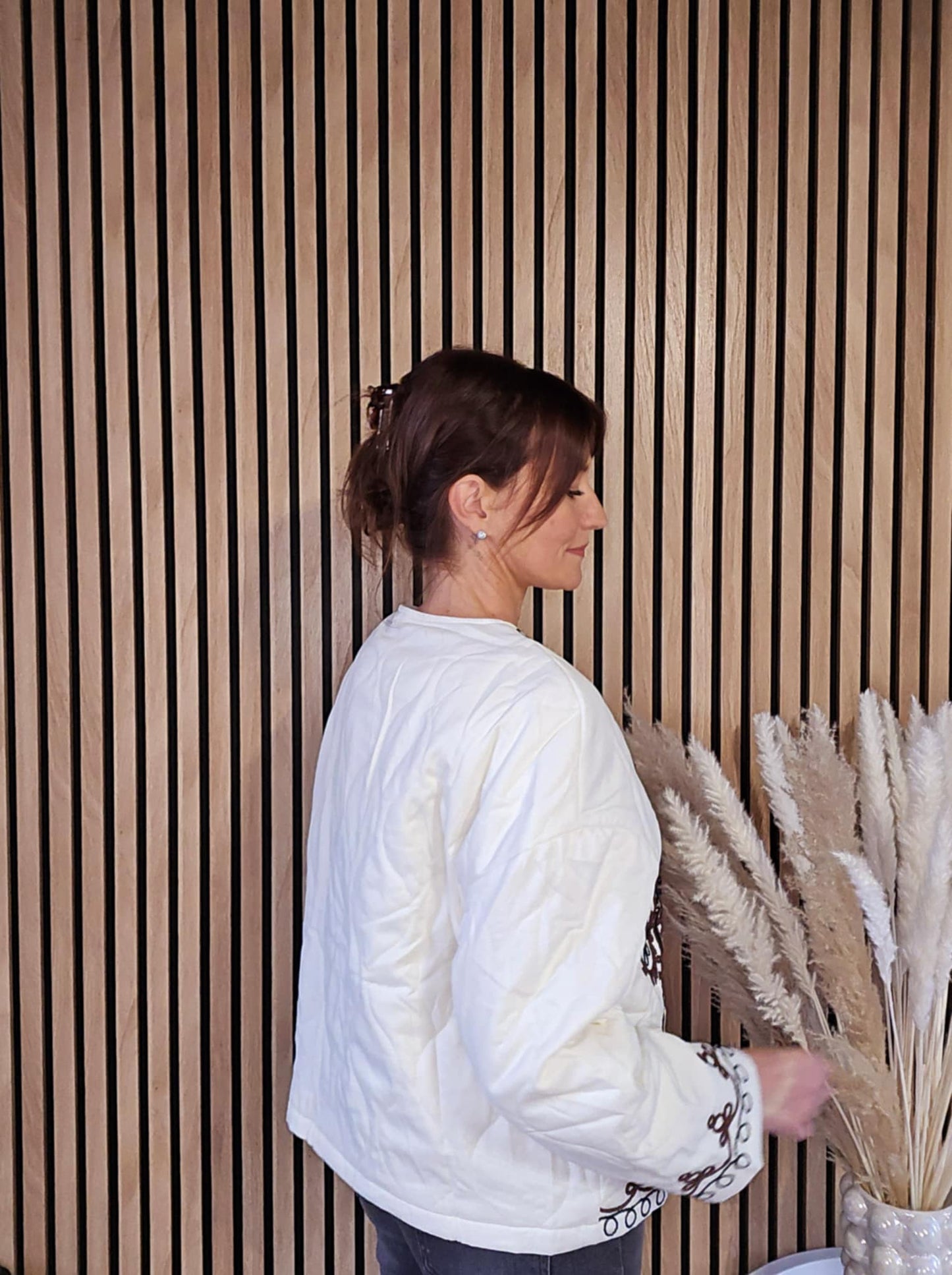 Veste matelassée avec broderies. Crème