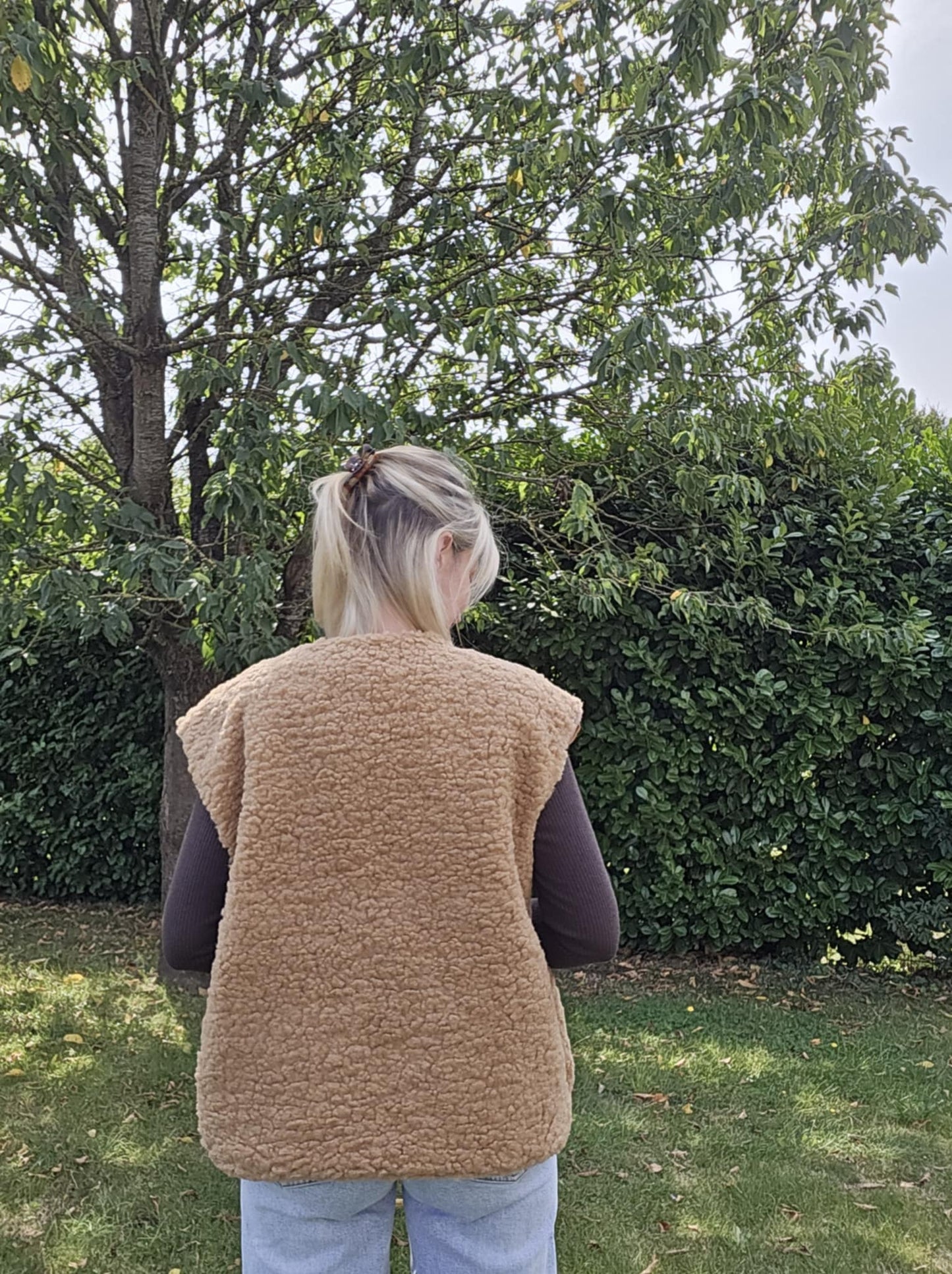 Veste en bouclette sans manche avec poches. Camel