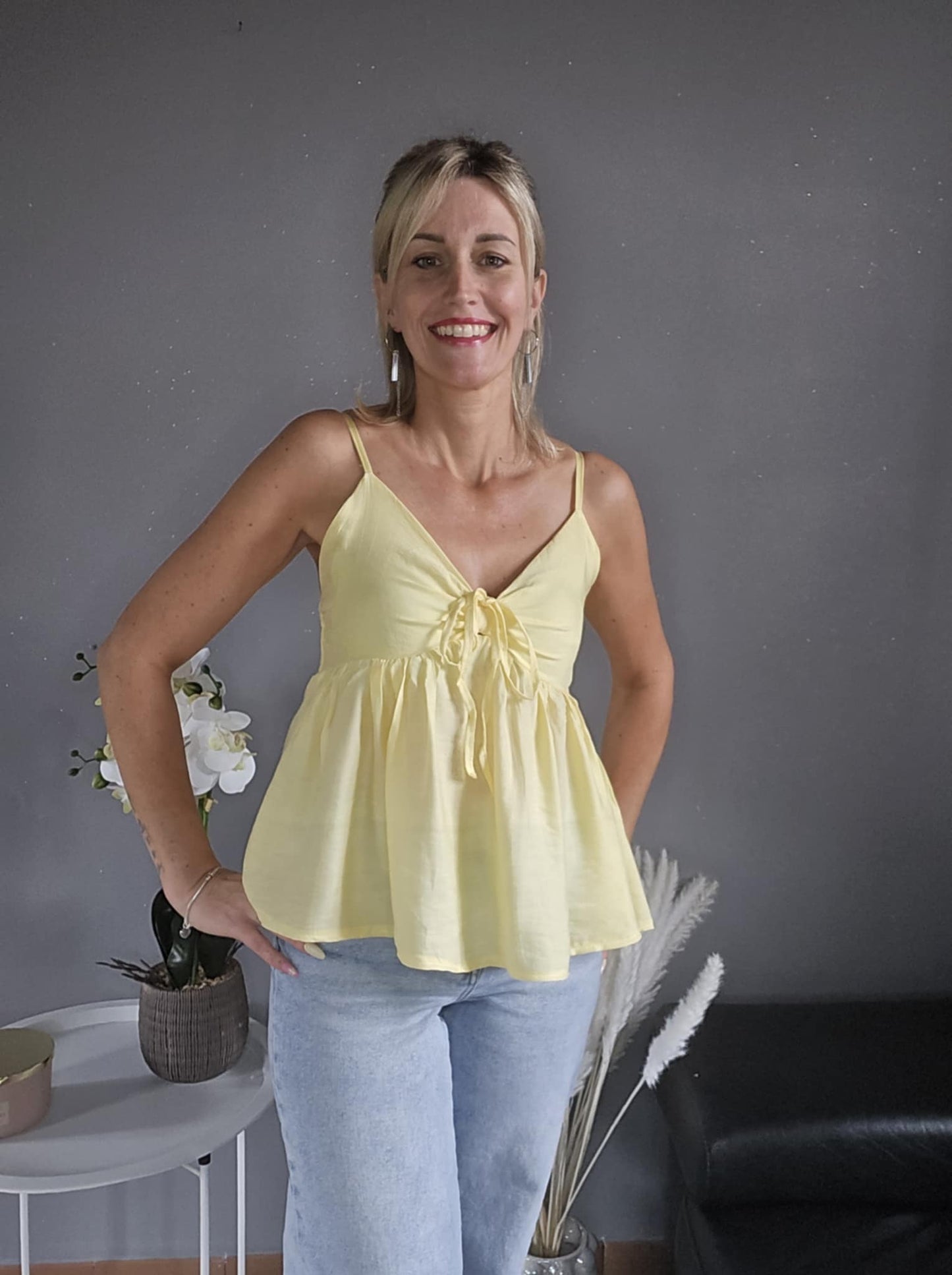 Top fines bretelles. Jaune clair