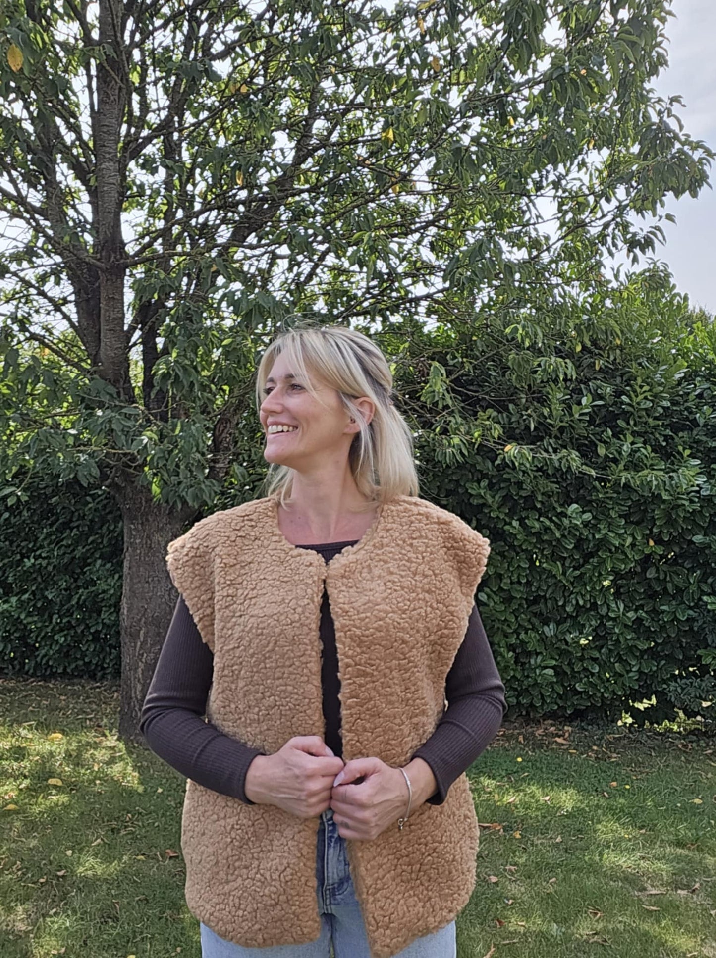 Veste en bouclette sans manche avec poches. Camel