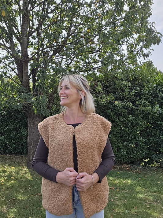 Veste en bouclette sans manche avec poches. Camel