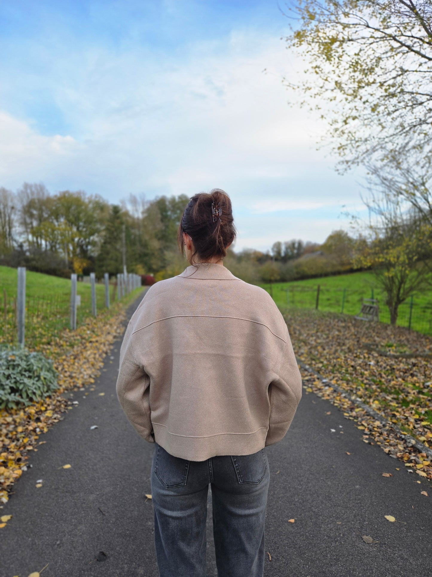 Veste en maille avec col et poches. Beige/doré