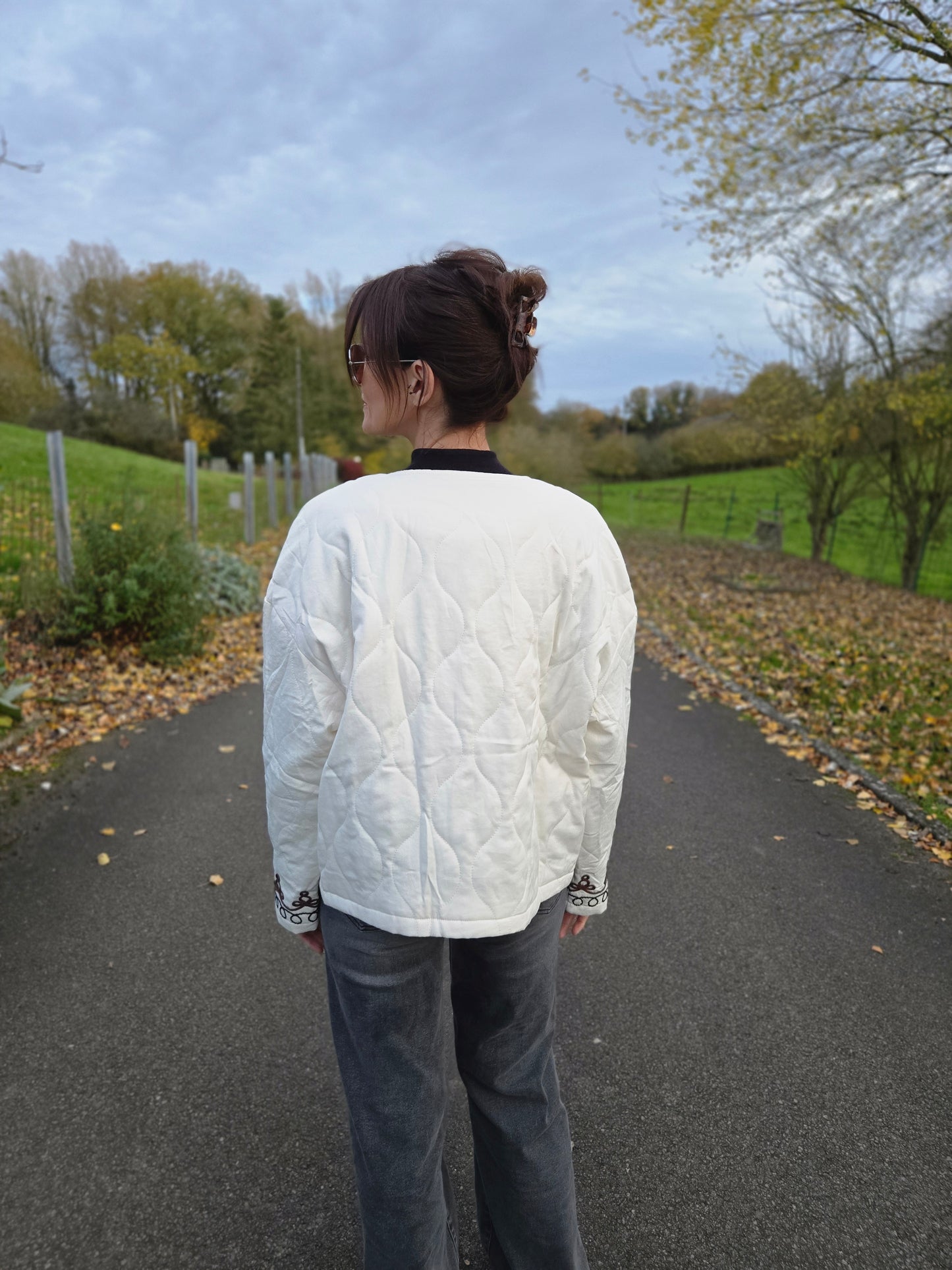 Veste matelassée avec broderies. Crème