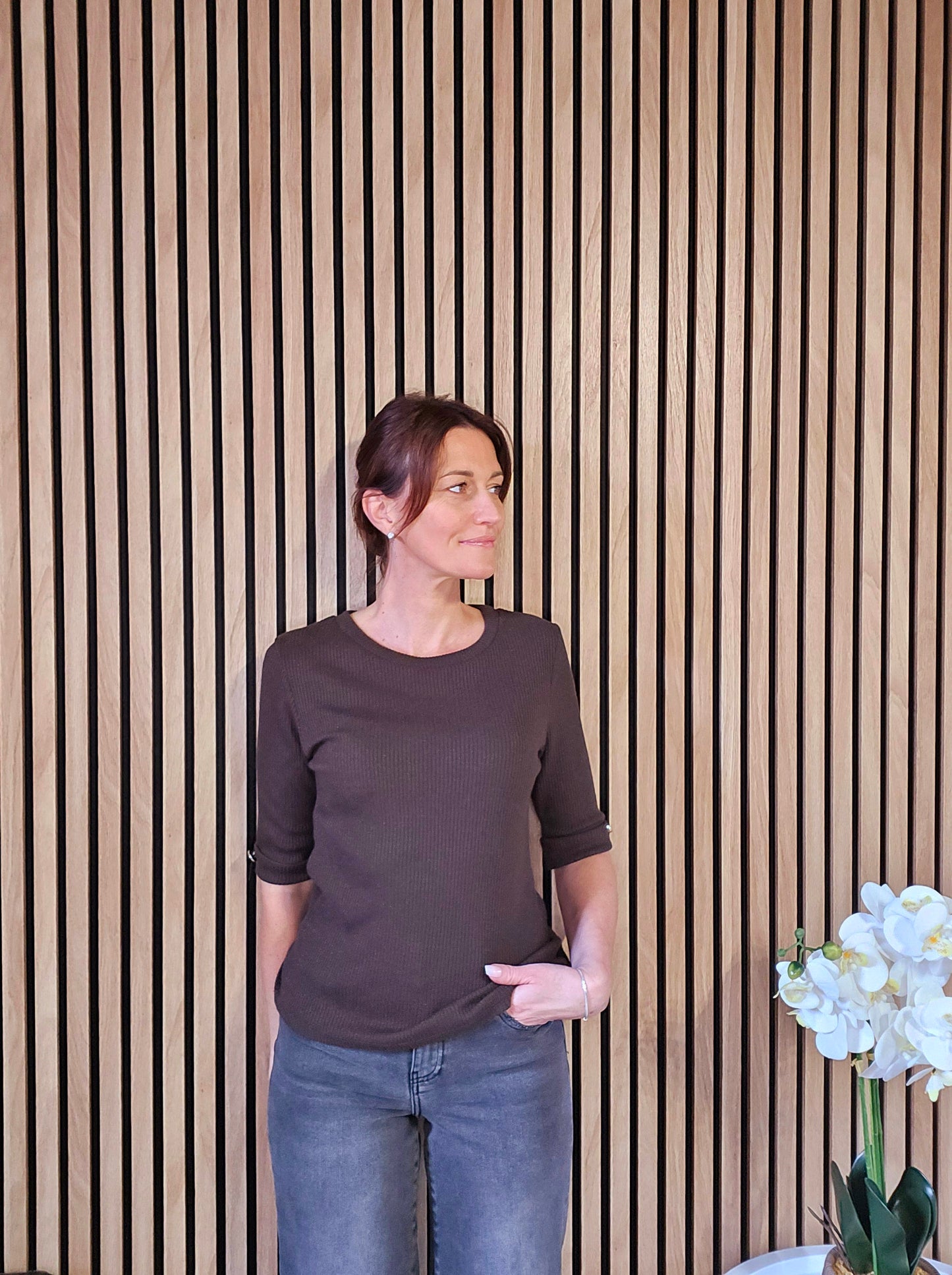 Pull fin brillant manches courtes. Brun foncé