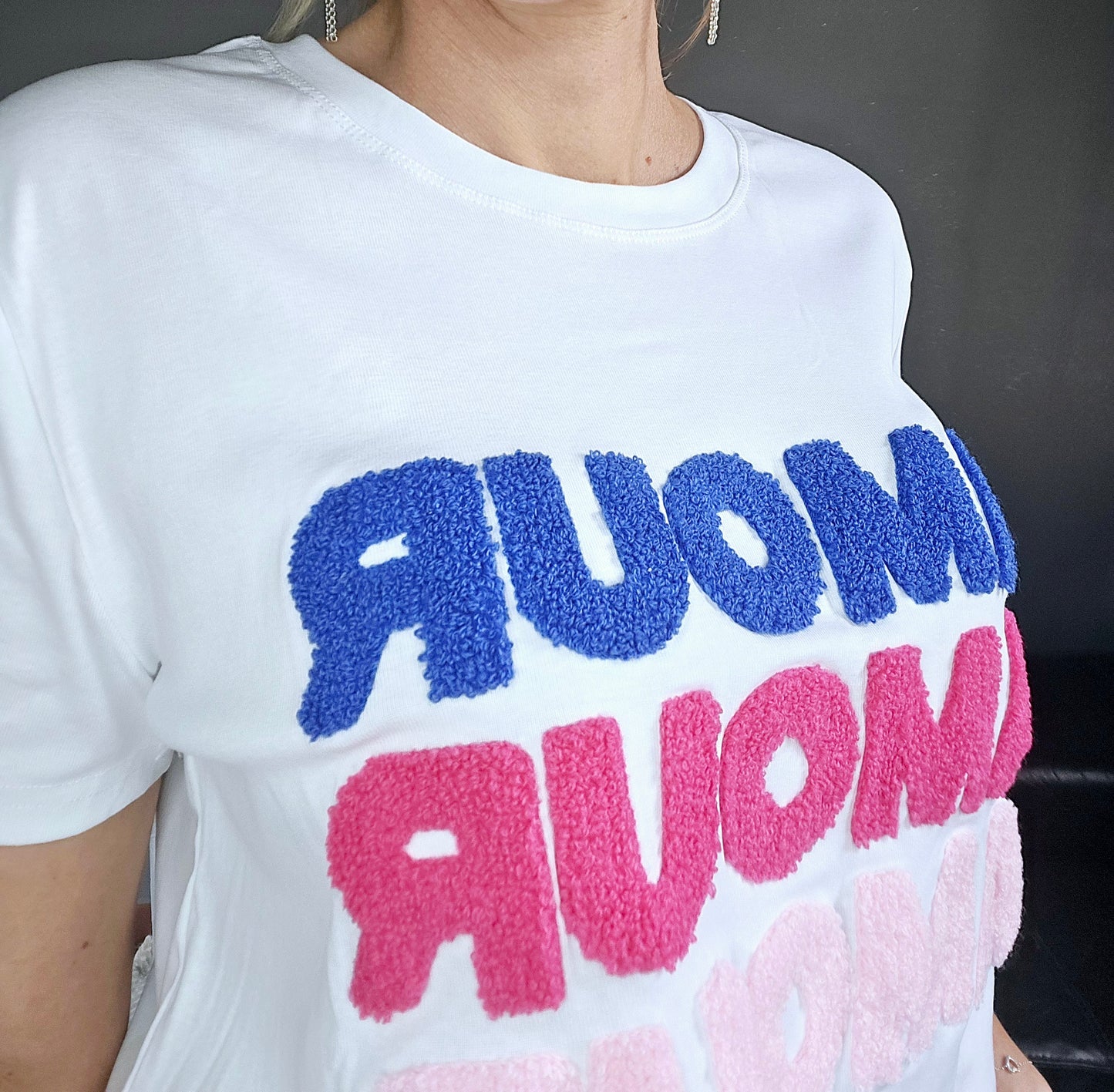 T-Shirt "Amour". Blanc/bleu royal/rose
