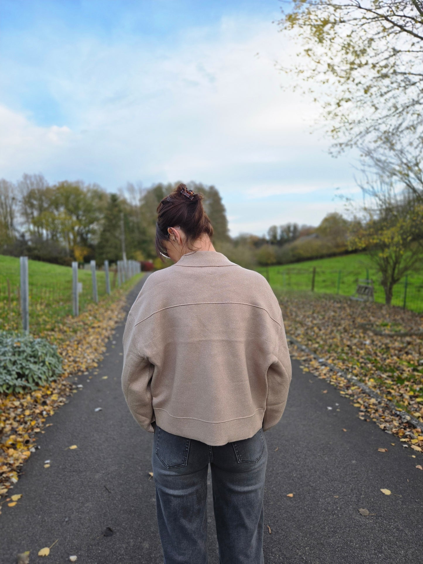 Veste en maille avec col et poches. Beige/doré