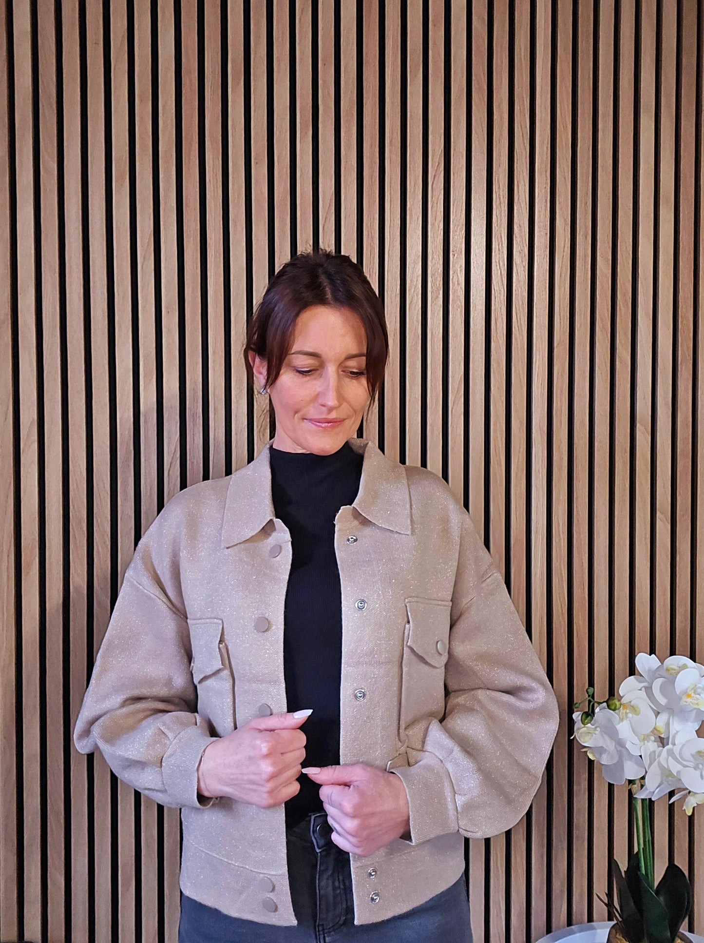 Veste en maille avec col et poches. Beige/doré