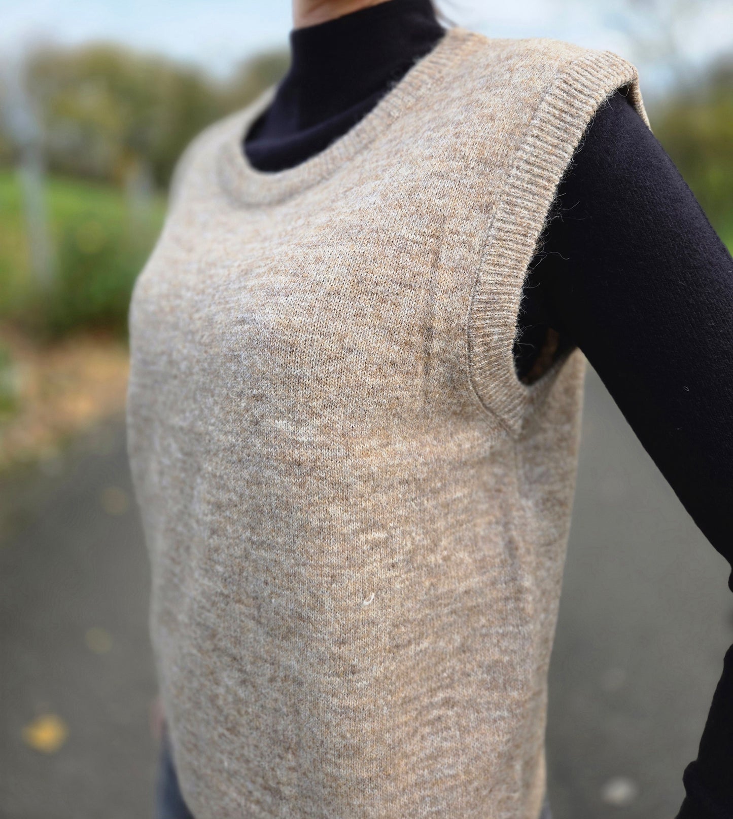 Pull sans manche. Taupe