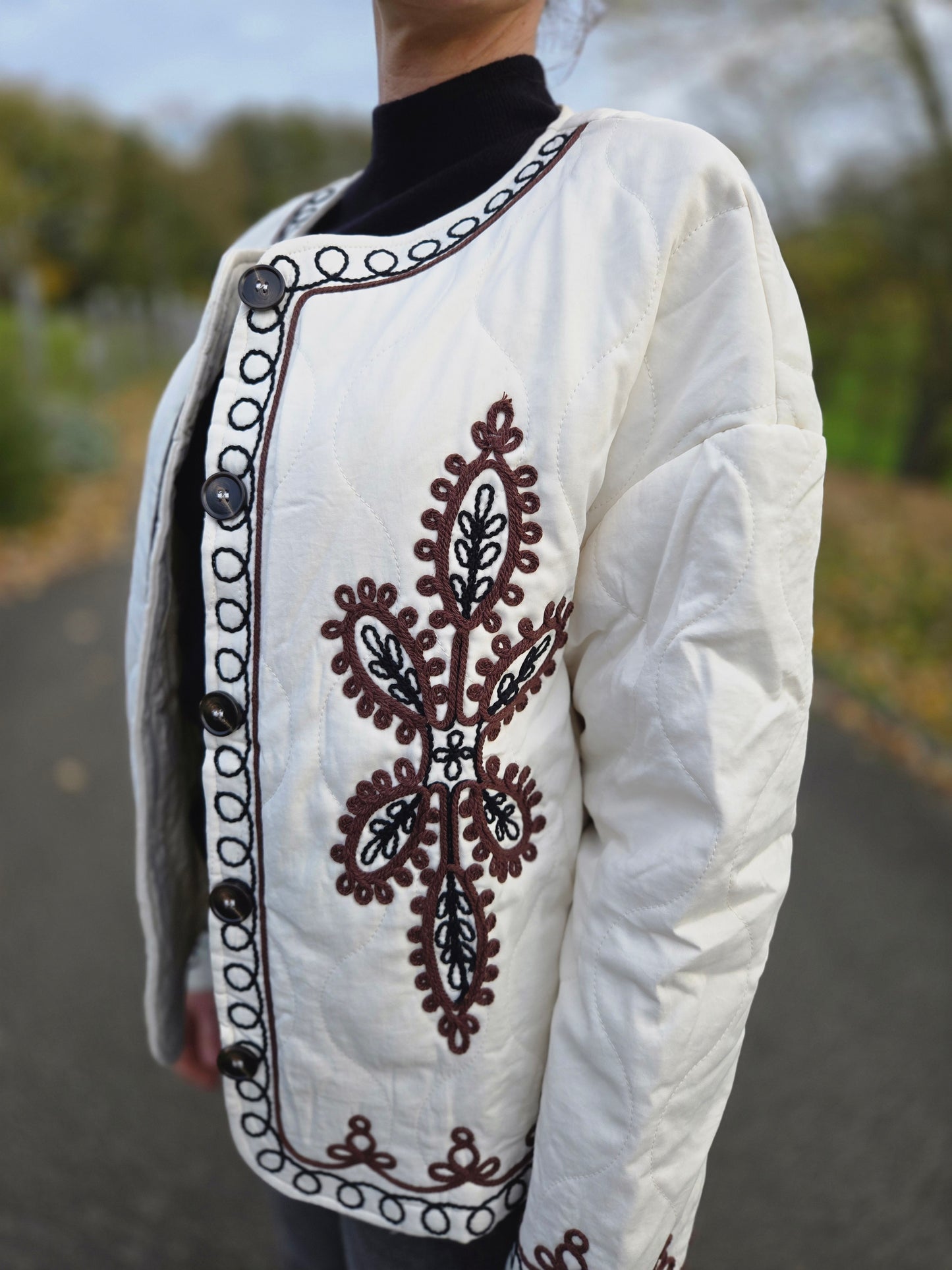 Veste matelassée avec broderies. Crème